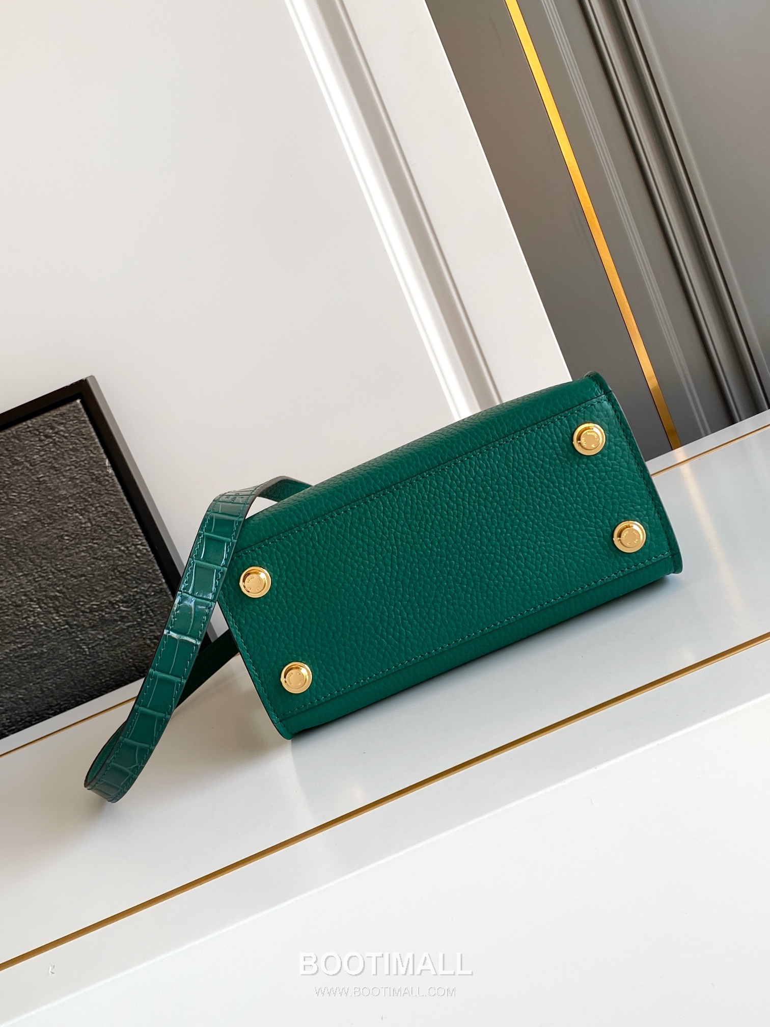 Louis Vuitton Coussin BB Cowhide Leather Shoulder Bag with Chain Strap Detail 루이비통 쿠쌍 BB 카우하이드 숄더백 체인스트랩 M95847 21cm 4