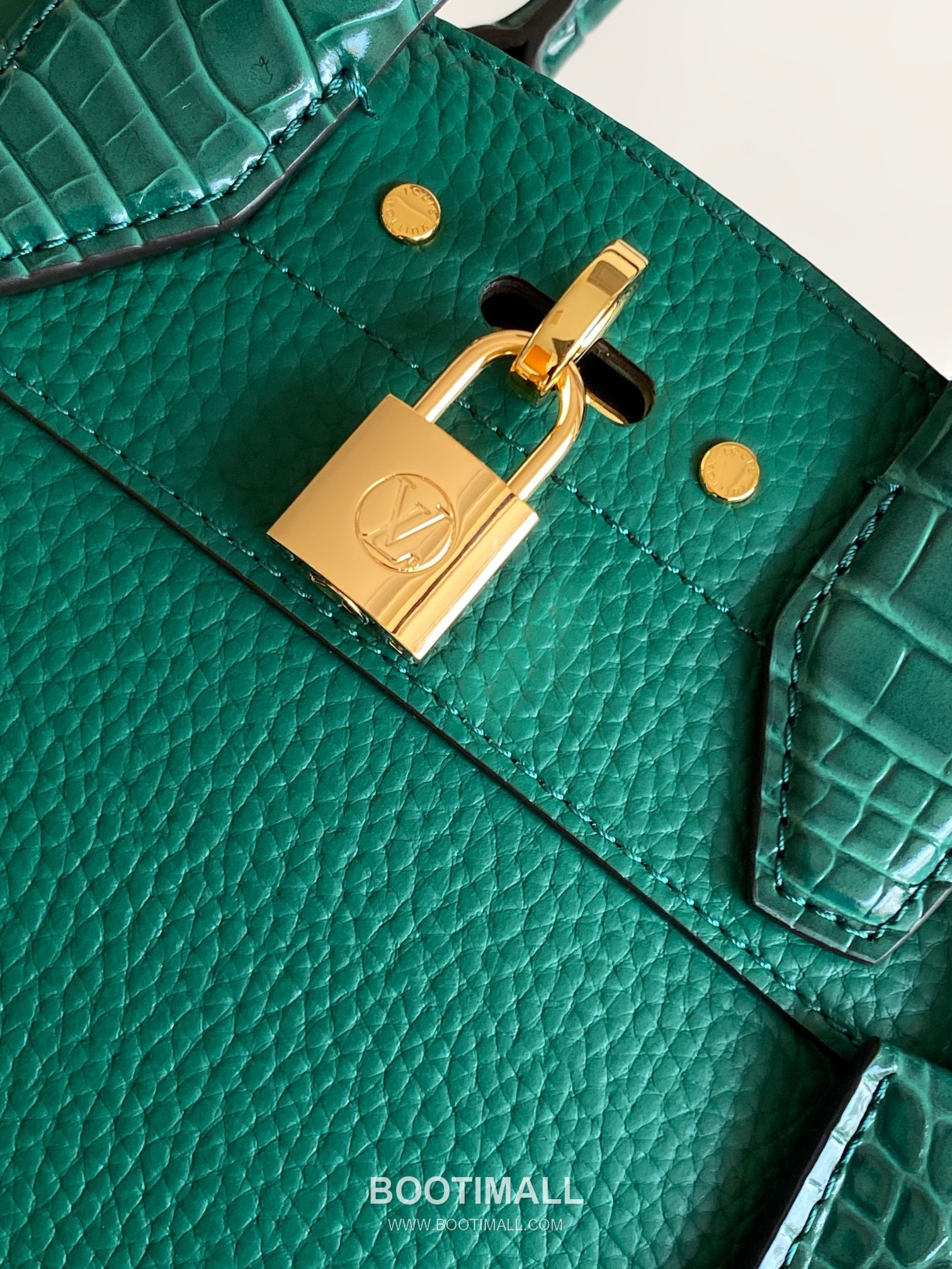 Louis Vuitton Coussin BB Cowhide Leather Shoulder Bag with Chain Strap Detail 루이비통 쿠쌍 BB 카우하이드 숄더백 체인스트랩 M95847 21cm 5