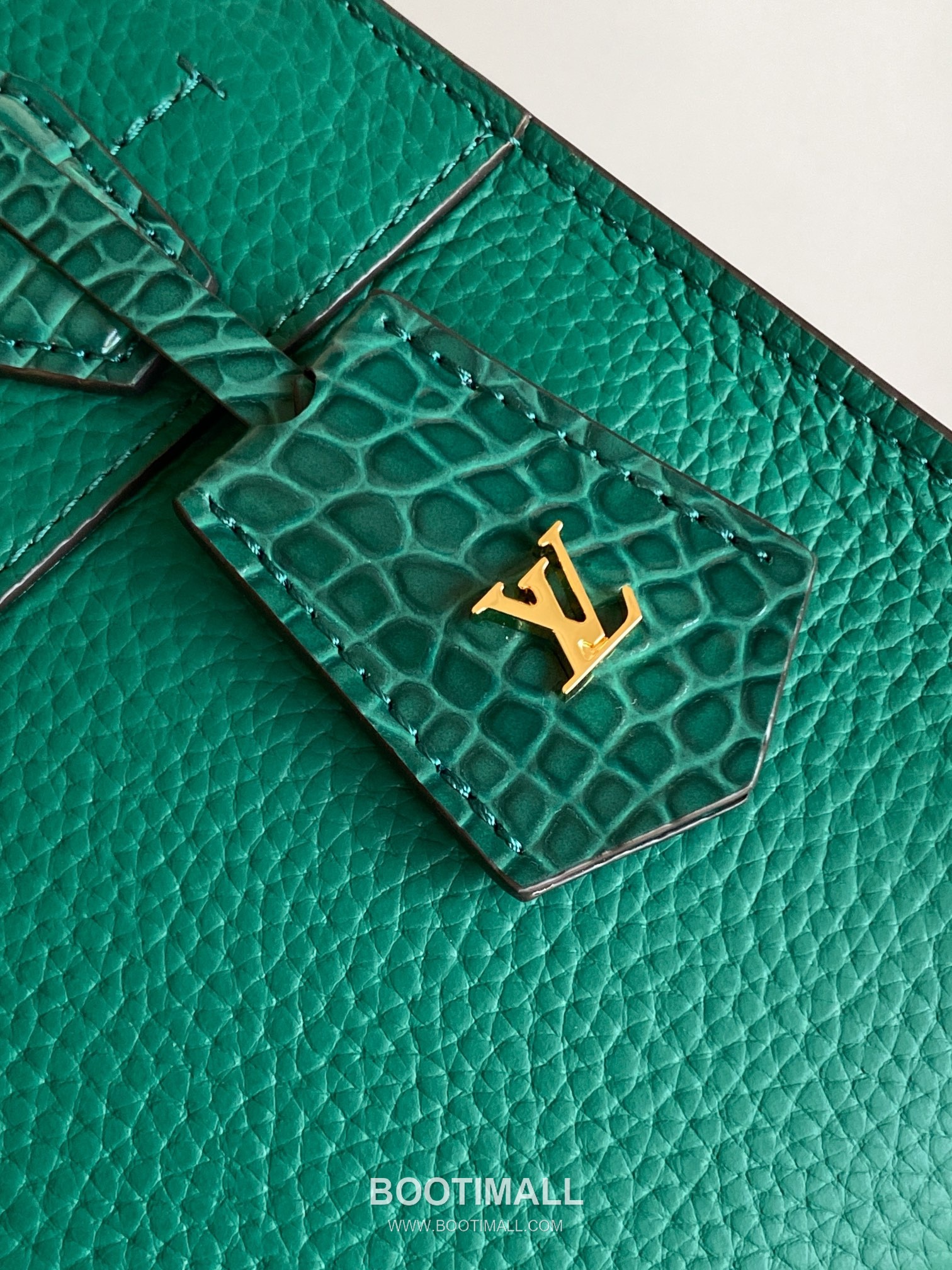 Louis Vuitton Coussin BB Cowhide Leather Shoulder Bag with Chain Strap Detail 루이비통 쿠쌍 BB 카우하이드 숄더백 체인스트랩 M95847 21cm 6