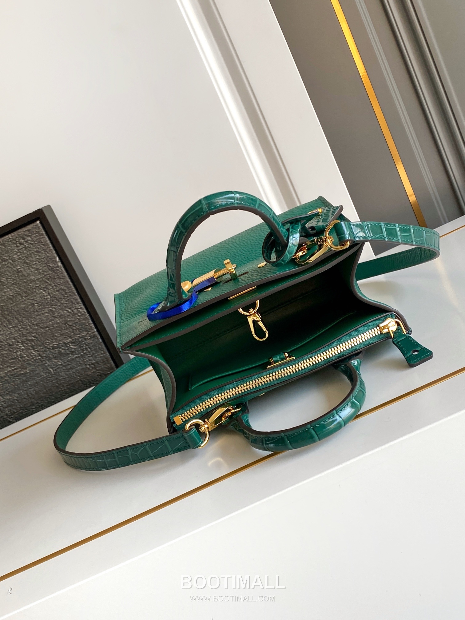 Louis Vuitton Coussin BB Cowhide Leather Shoulder Bag with Chain Strap Detail 루이비통 쿠쌍 BB 카우하이드 숄더백 체인스트랩 M95847 21cm 8