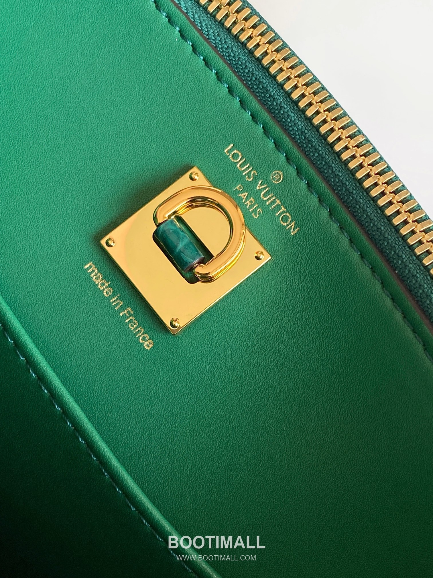 Louis Vuitton Coussin BB Cowhide Leather Shoulder Bag with Chain Strap Detail 루이비통 쿠쌍 BB 카우하이드 숄더백 체인스트랩 M95847 21cm 9