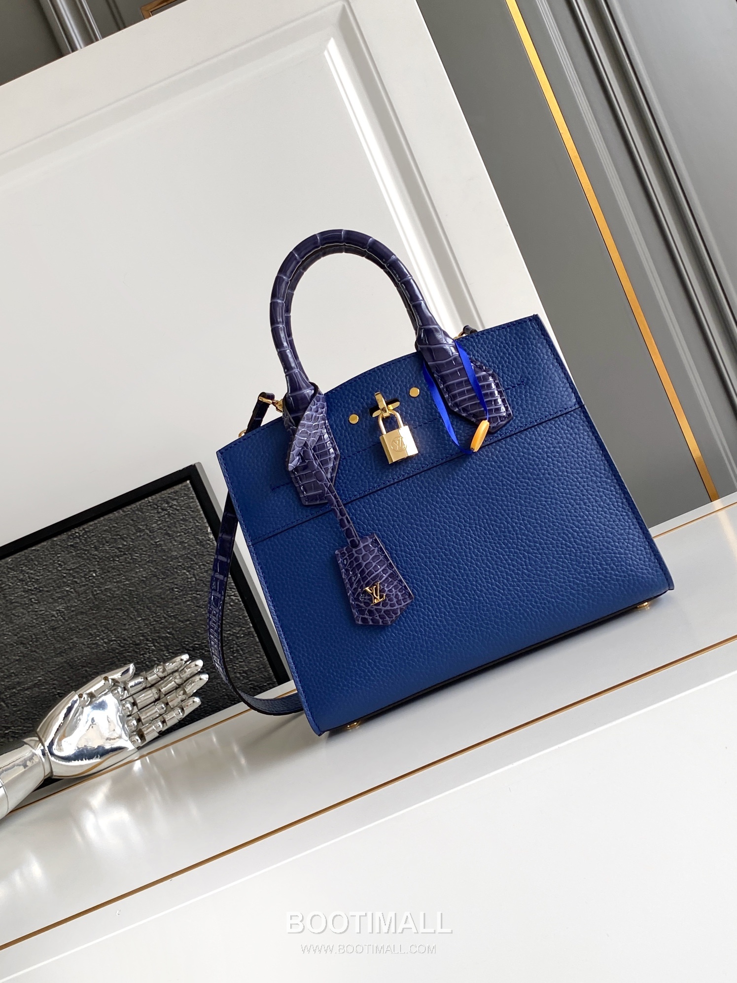 Louis Vuitton Coussin PM Cowhide Leather Shoulder Bag with Chain Strap Detail 루이비통 쿠쌍 PM 카우하이드 숄더백 체인스트랩 M84673 27cm 1