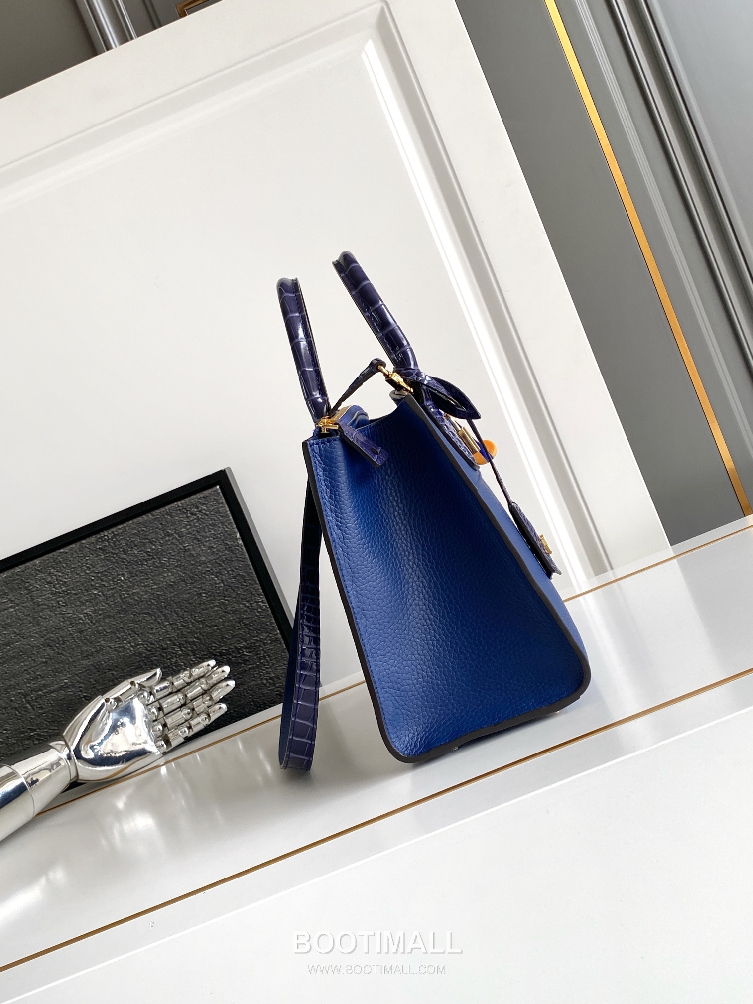 Louis Vuitton Coussin PM Cowhide Leather Shoulder Bag with Chain Strap Detail 루이비통 쿠쌍 PM 카우하이드 숄더백 체인스트랩 M84673 27cm 2