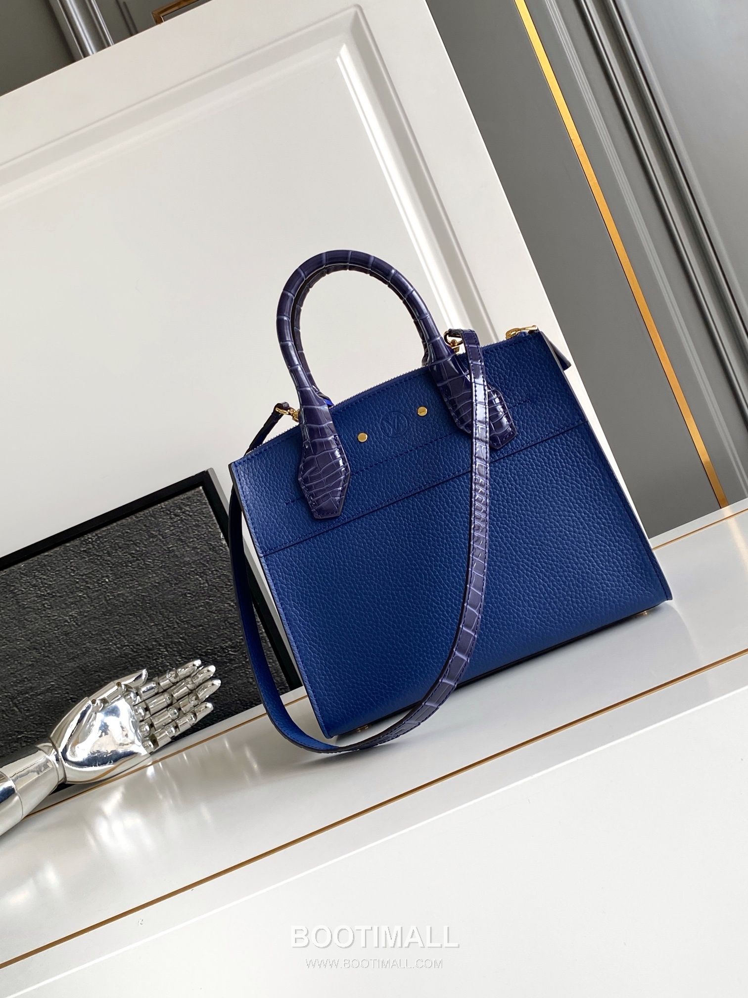 Louis Vuitton Coussin PM Cowhide Leather Shoulder Bag with Chain Strap Detail 루이비통 쿠쌍 PM 카우하이드 숄더백 체인스트랩 M84673 27cm 3