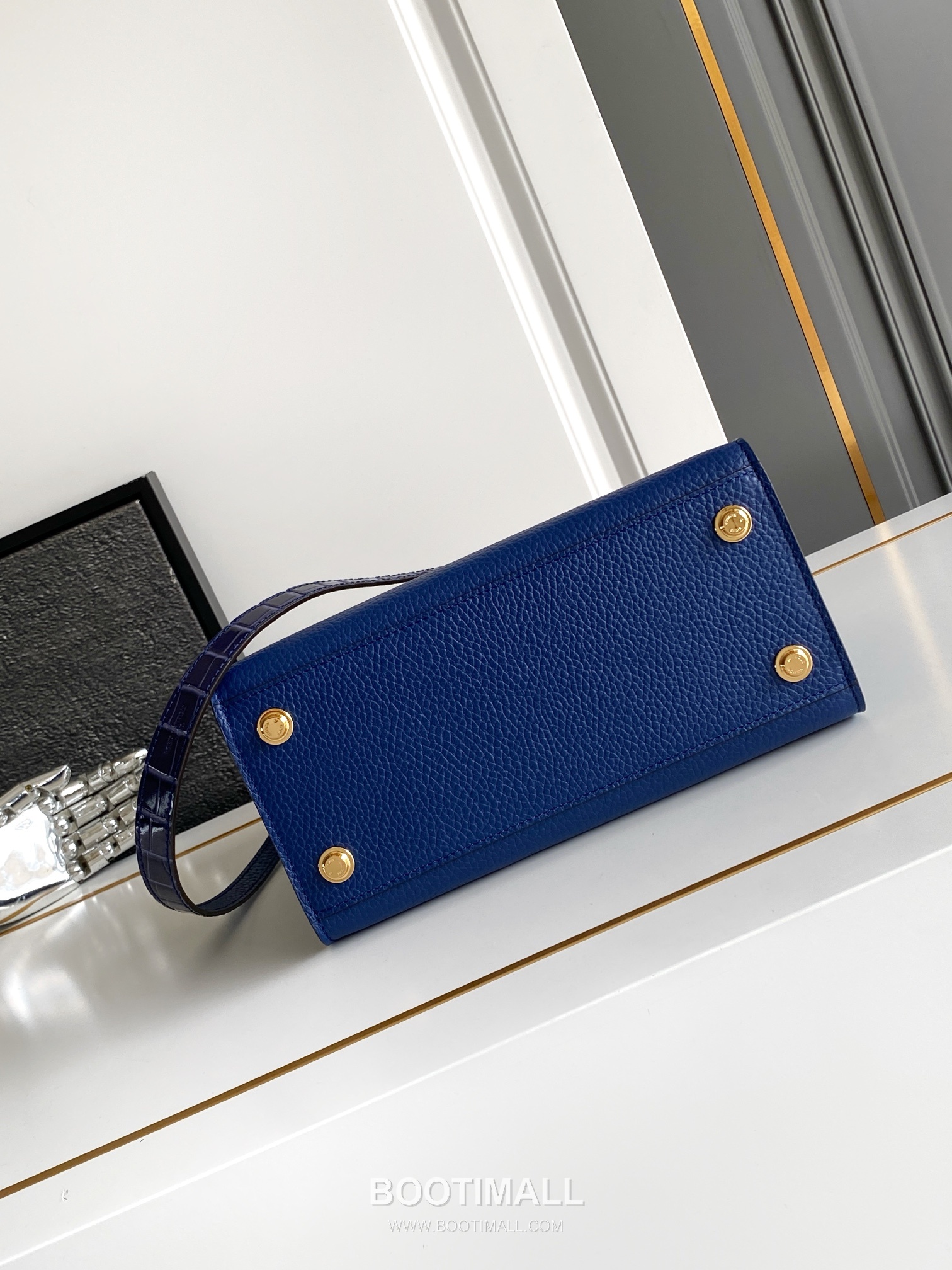 Louis Vuitton Coussin PM Cowhide Leather Shoulder Bag with Chain Strap Detail 루이비통 쿠쌍 PM 카우하이드 숄더백 체인스트랩 M84673 27cm 4