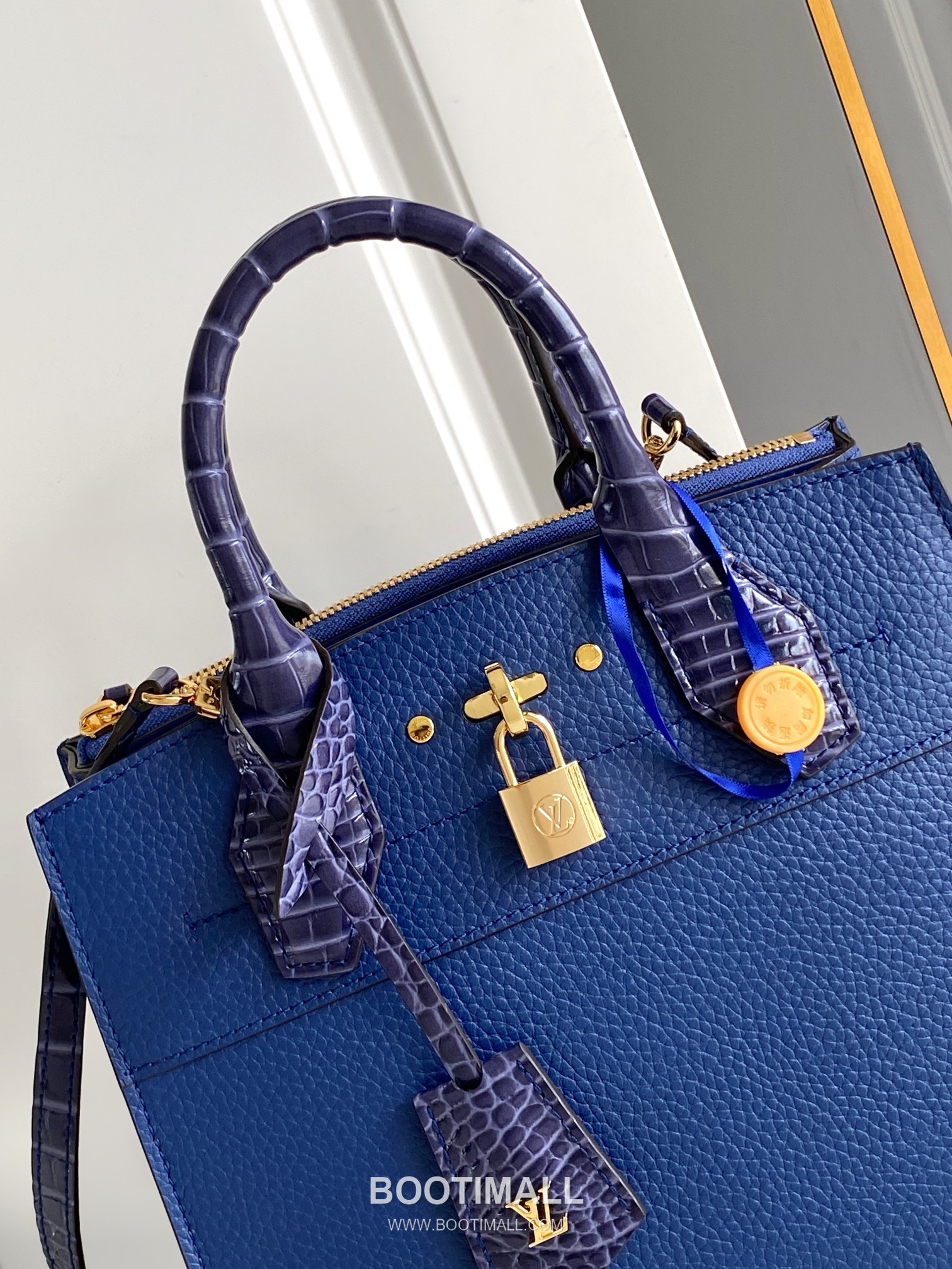 Louis Vuitton Coussin PM Cowhide Leather Shoulder Bag with Chain Strap Detail 루이비통 쿠쌍 PM 카우하이드 숄더백 체인스트랩 M84673 27cm 5