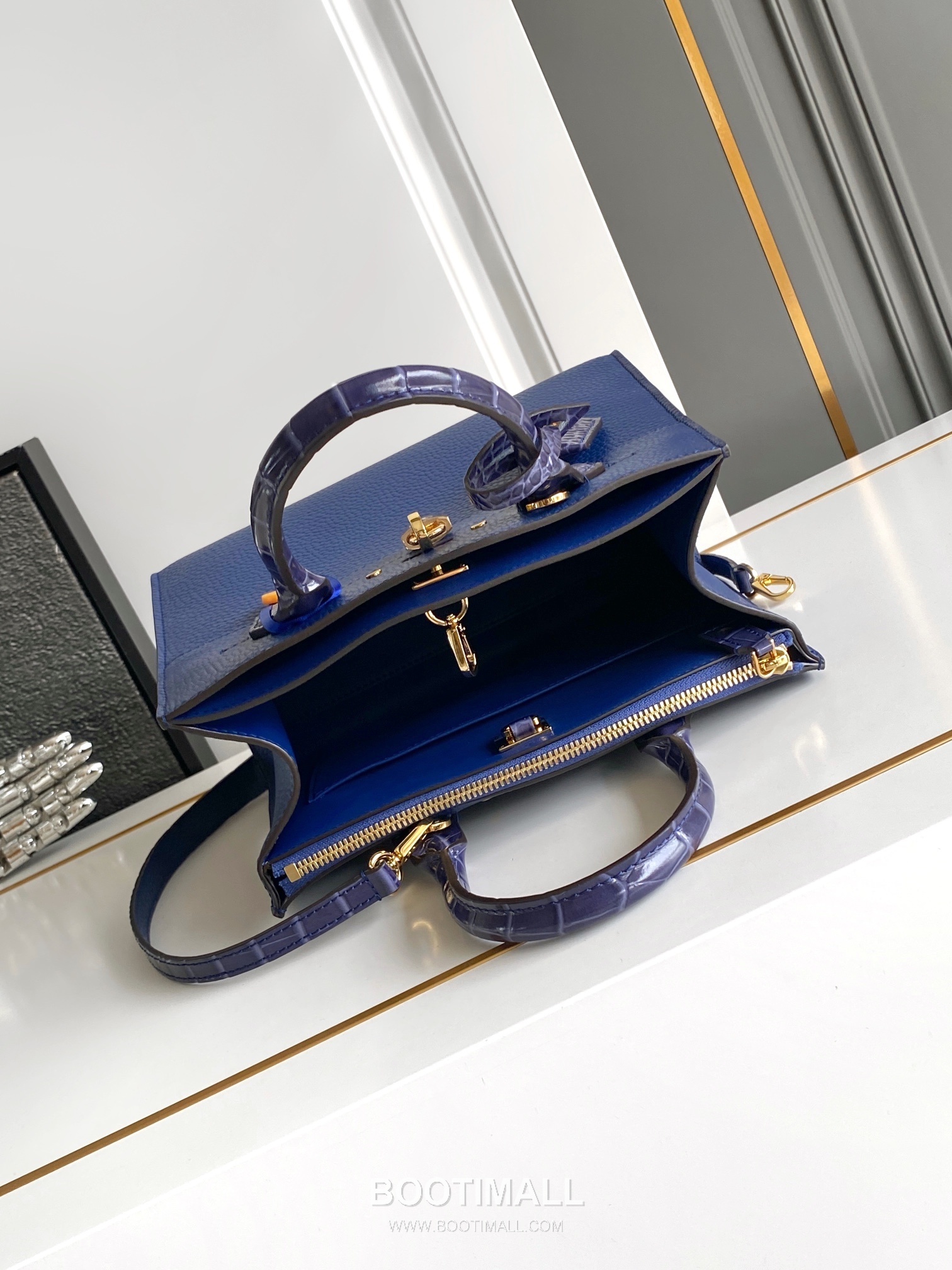 Louis Vuitton Coussin PM Cowhide Leather Shoulder Bag with Chain Strap Detail 루이비통 쿠쌍 PM 카우하이드 숄더백 체인스트랩 M84673 27cm 8