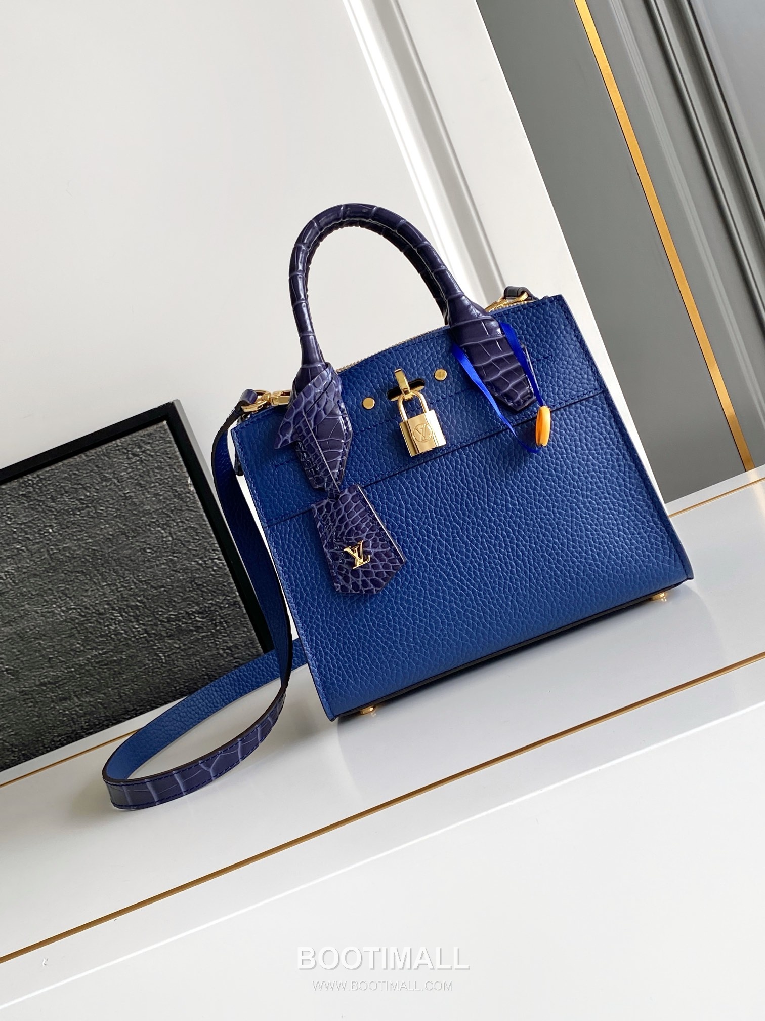 Louis Vuitton Coussin BB Cowhide Leather Shoulder Bag with Chain Strap Detail 루이비통 쿠쌍 BB 카우하이드 숄더백 체인스트랩 M95847 21cm 1