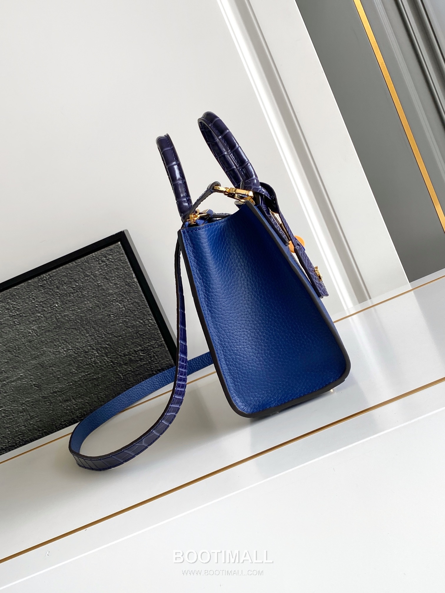 Louis Vuitton Coussin BB Cowhide Leather Shoulder Bag with Chain Strap Detail 루이비통 쿠쌍 BB 카우하이드 숄더백 체인스트랩 M95847 21cm 2