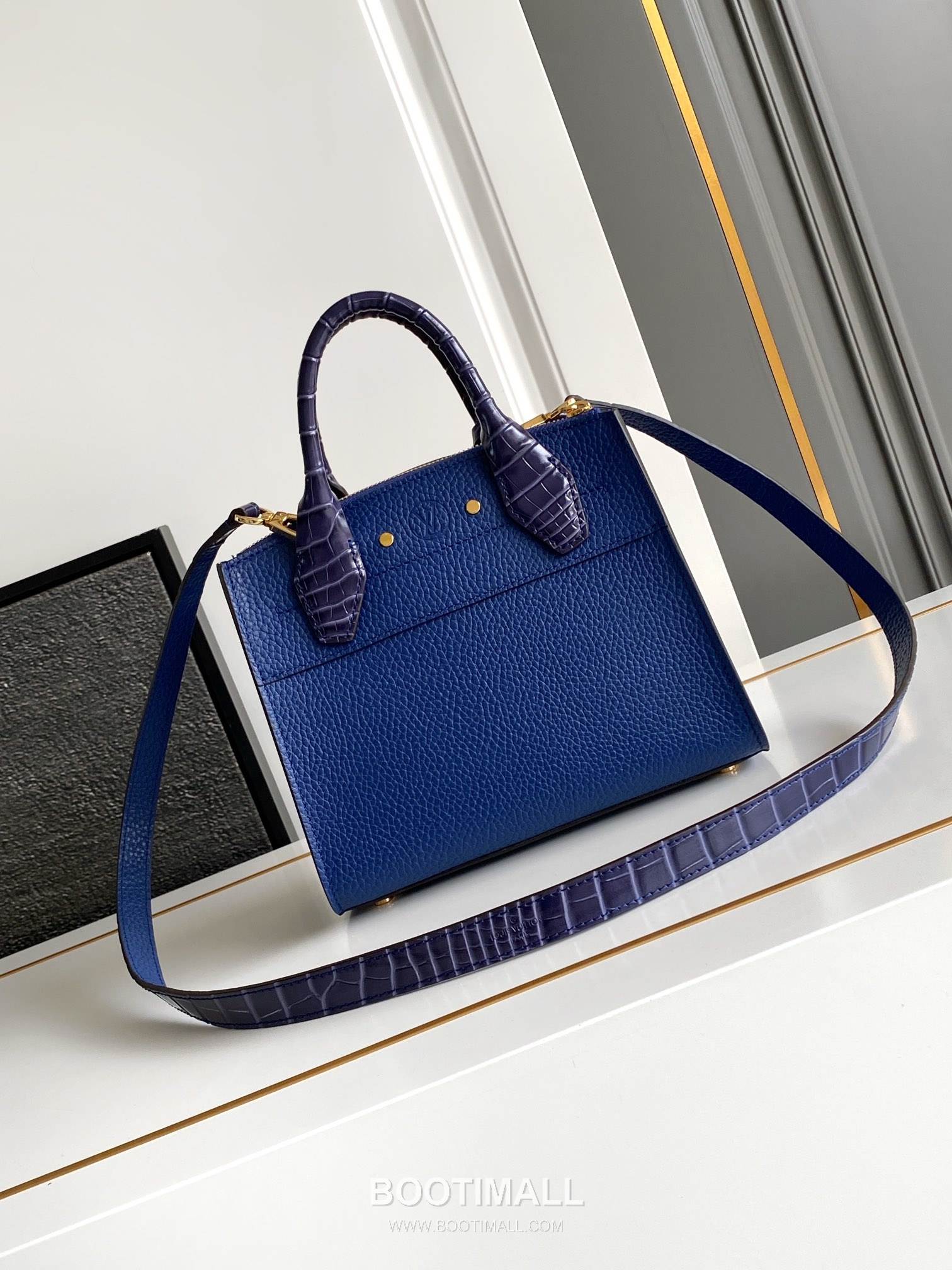 Louis Vuitton Coussin BB Cowhide Leather Shoulder Bag with Chain Strap Detail 루이비통 쿠쌍 BB 카우하이드 숄더백 체인스트랩 M95847 21cm 3