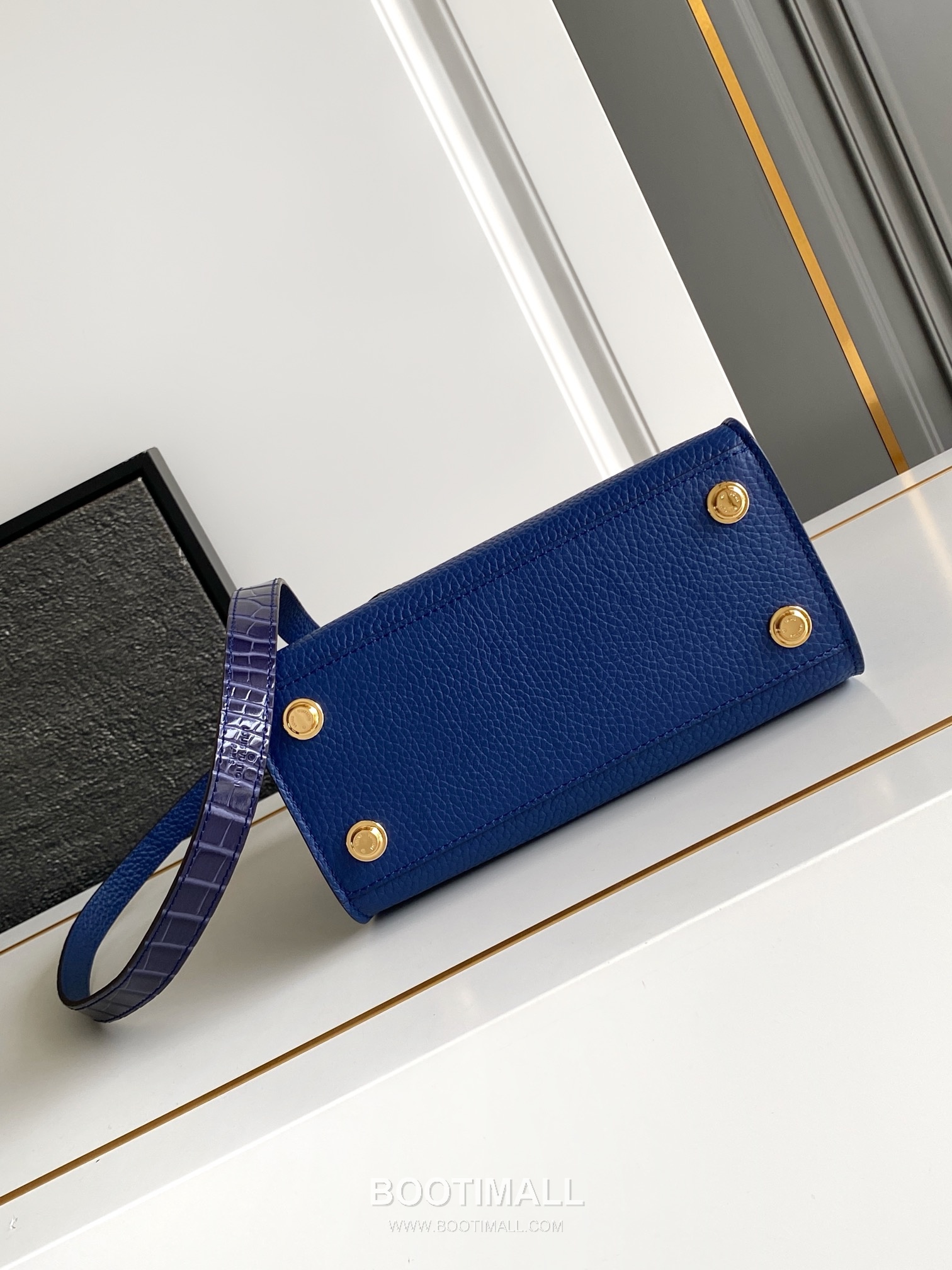 Louis Vuitton Coussin BB Cowhide Leather Shoulder Bag with Chain Strap Detail 루이비통 쿠쌍 BB 카우하이드 숄더백 체인스트랩 M95847 21cm 4