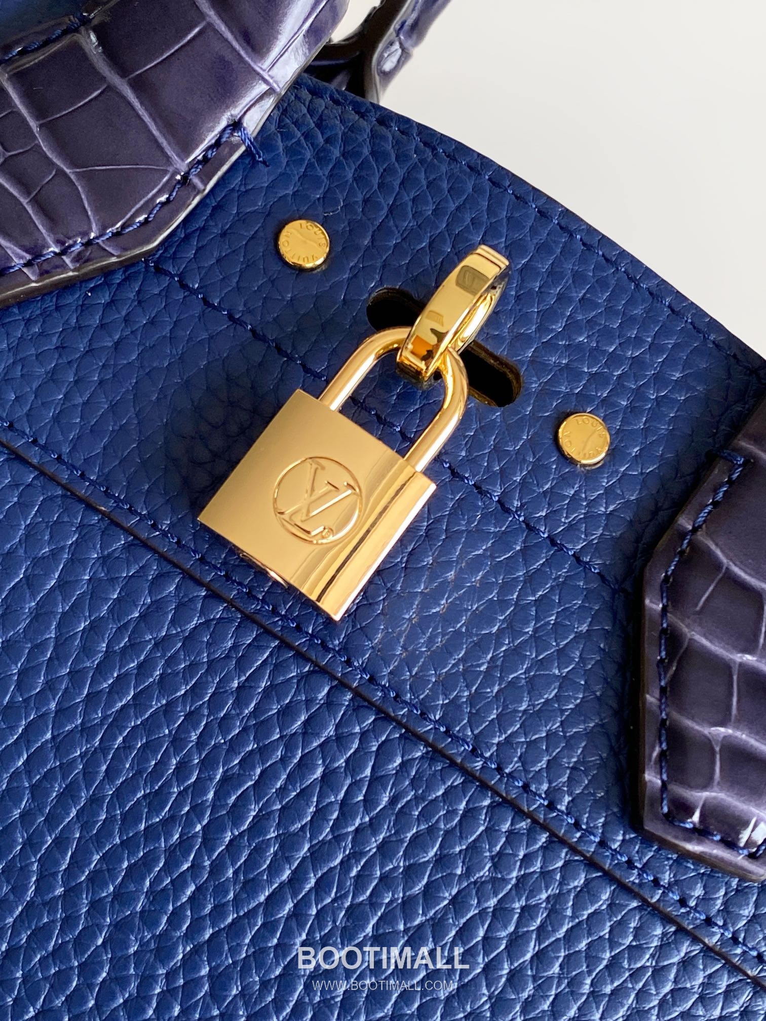 Louis Vuitton Coussin BB Cowhide Leather Shoulder Bag with Chain Strap Detail 루이비통 쿠쌍 BB 카우하이드 숄더백 체인스트랩 M95847 21cm 5