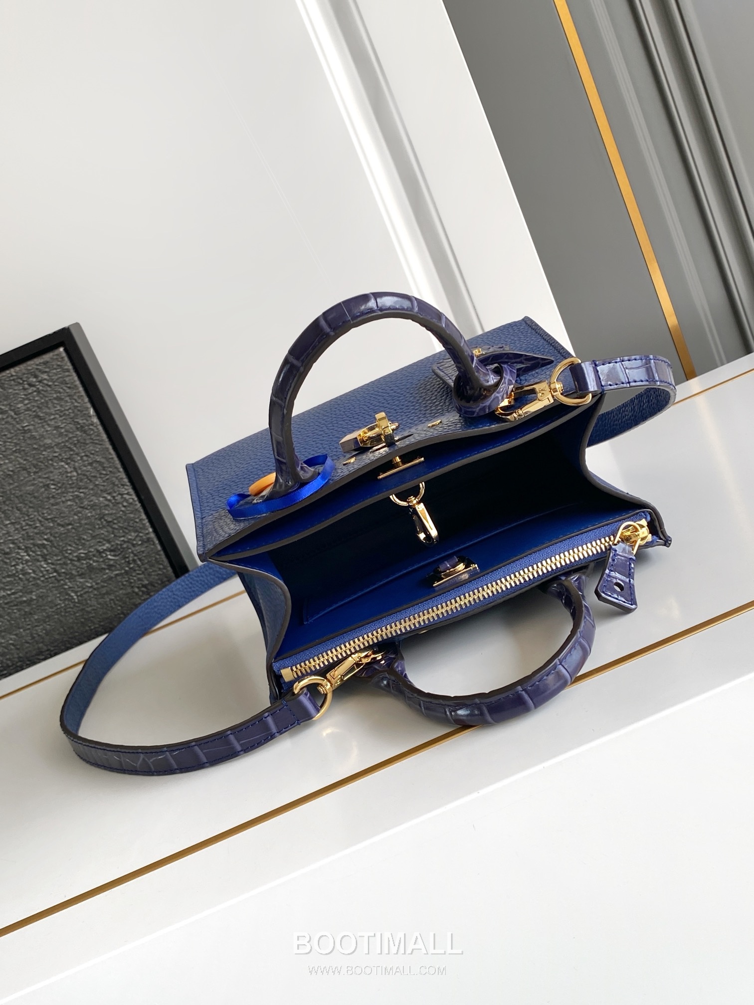 Louis Vuitton Coussin BB Cowhide Leather Shoulder Bag with Chain Strap Detail 루이비통 쿠쌍 BB 카우하이드 숄더백 체인스트랩 M95847 21cm 8