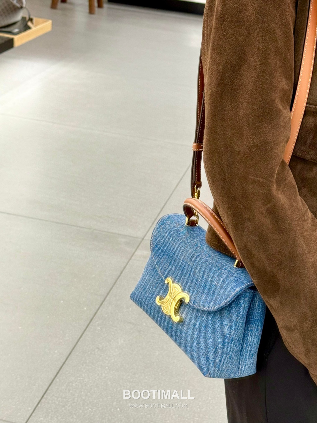 Celine Triomphe Denim Canvas Cowhide Crossbody Bag with Button Lock Detail 셀린느 트리옹프 데님 캔버스 카우하이드 크로스백 버튼락 118112 20.5cm 1