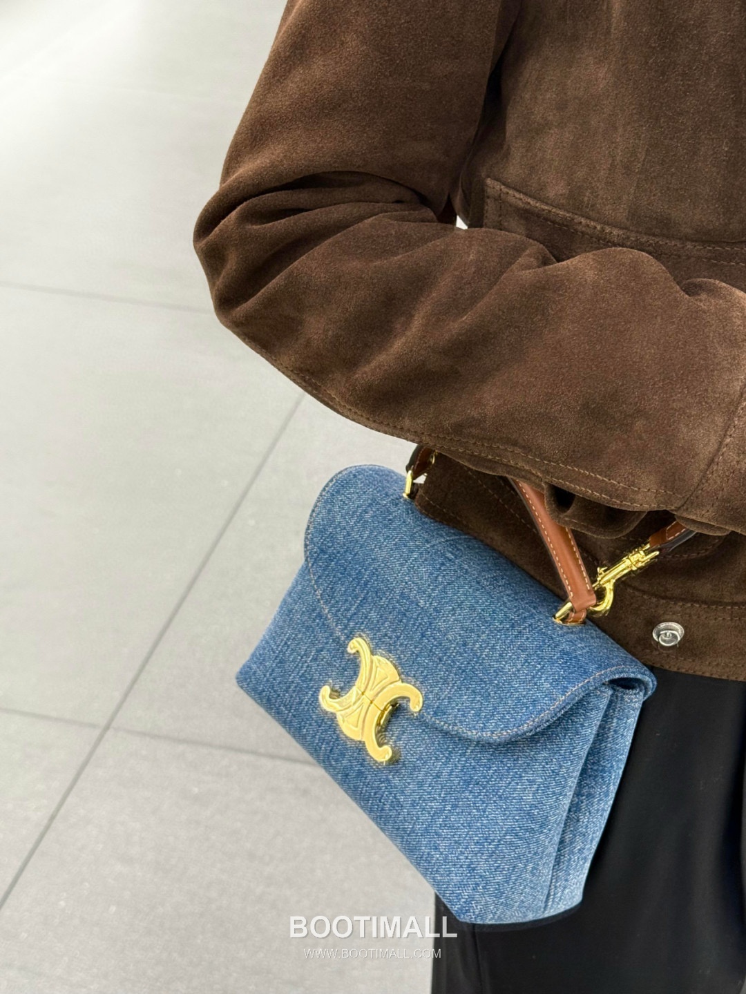 Celine Triomphe Denim Canvas Cowhide Crossbody Bag with Button Lock Detail 셀린느 트리옹프 데님 캔버스 카우하이드 크로스백 버튼락 118112 20.5cm 2
