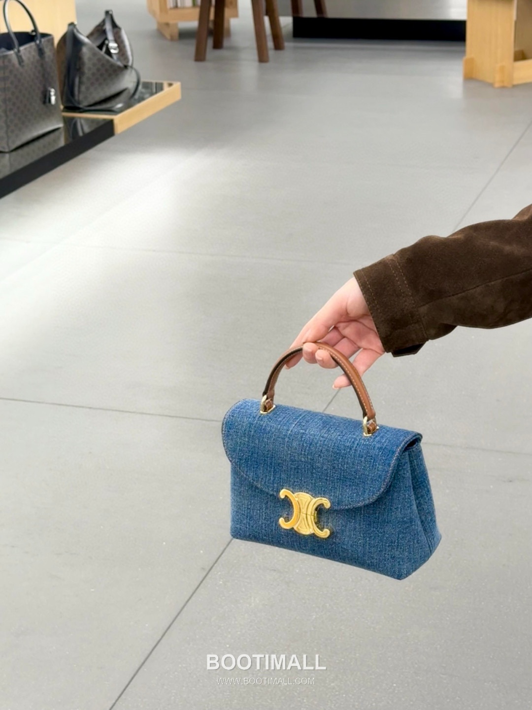 Celine Triomphe Denim Canvas Cowhide Crossbody Bag with Button Lock Detail 셀린느 트리옹프 데님 캔버스 카우하이드 크로스백 버튼락 118112 20.5cm 3