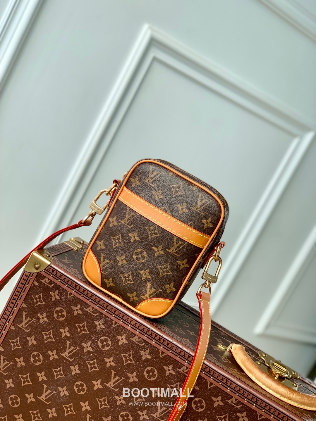Louis Vuitton Danube Monogram Canvas Crossbody Bag with Pearl Zip Detail 루이비통 다뉴브 모노그램 캔버스 크로스백 펄지퍼 M14013 16cm 1