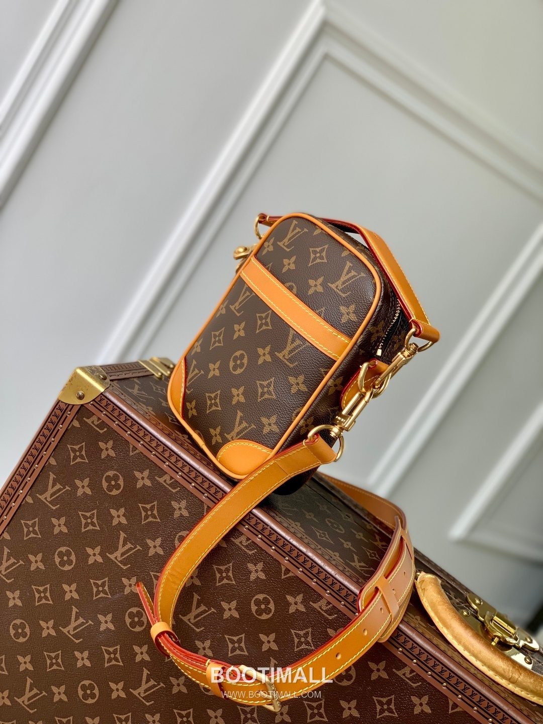 Louis Vuitton Danube Monogram Canvas Crossbody Bag with Pearl Zip Detail 루이비통 다뉴브 모노그램 캔버스 크로스백 펄지퍼 M14013 16cm 2