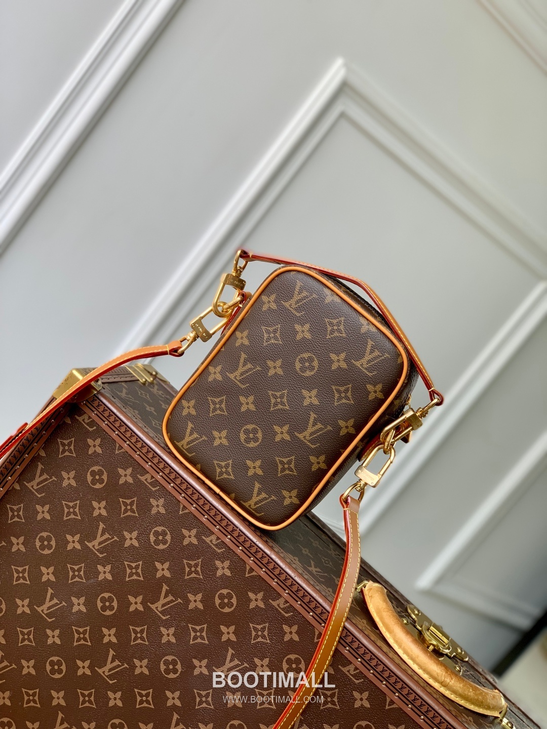Louis Vuitton Danube Monogram Canvas Crossbody Bag with Pearl Zip Detail 루이비통 다뉴브 모노그램 캔버스 크로스백 펄지퍼 M14013 16cm 3