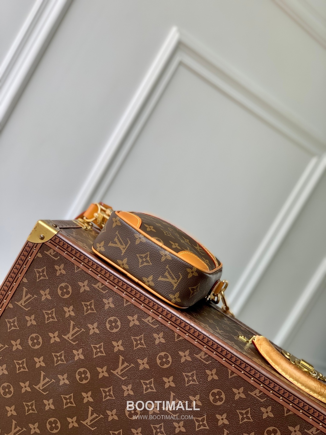 Louis Vuitton Danube Monogram Canvas Crossbody Bag with Pearl Zip Detail 루이비통 다뉴브 모노그램 캔버스 크로스백 펄지퍼 M14013 16cm 4