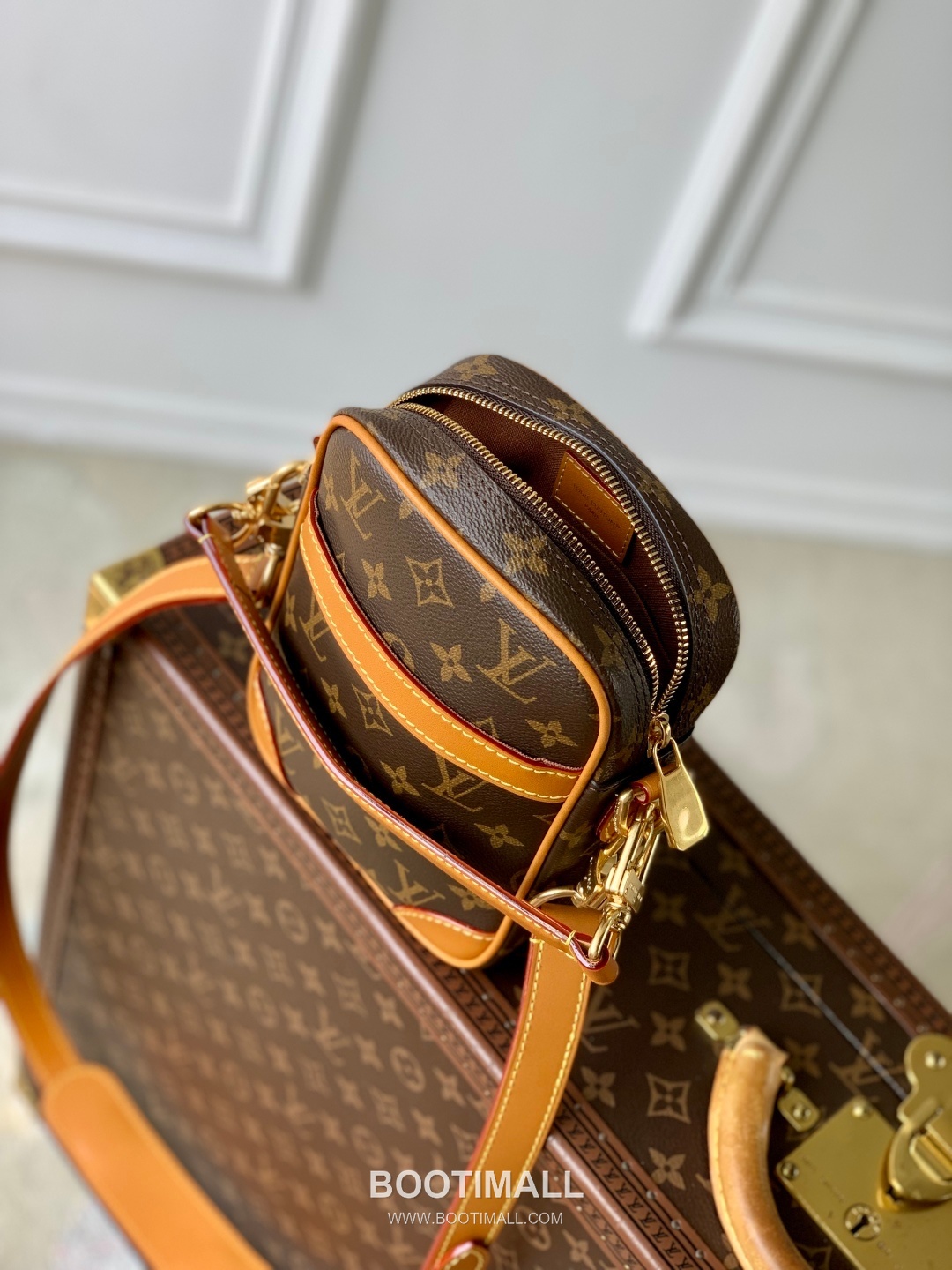 Louis Vuitton Danube Monogram Canvas Crossbody Bag with Pearl Zip Detail 루이비통 다뉴브 모노그램 캔버스 크로스백 펄지퍼 M14013 16cm 9