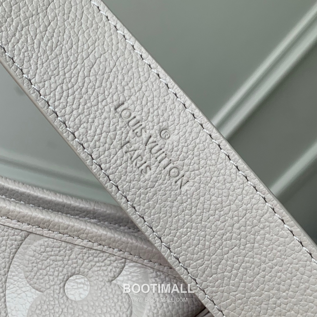 Louis Vuitton CarryAll PM Monogram Empreinte Leather Tote Shoulder Bag with Name Tag Detail 루이비통 캐리올 PM 모노그램 앙프렝뜨 토트 숄더백 네임택 M46288 29.5cm 7