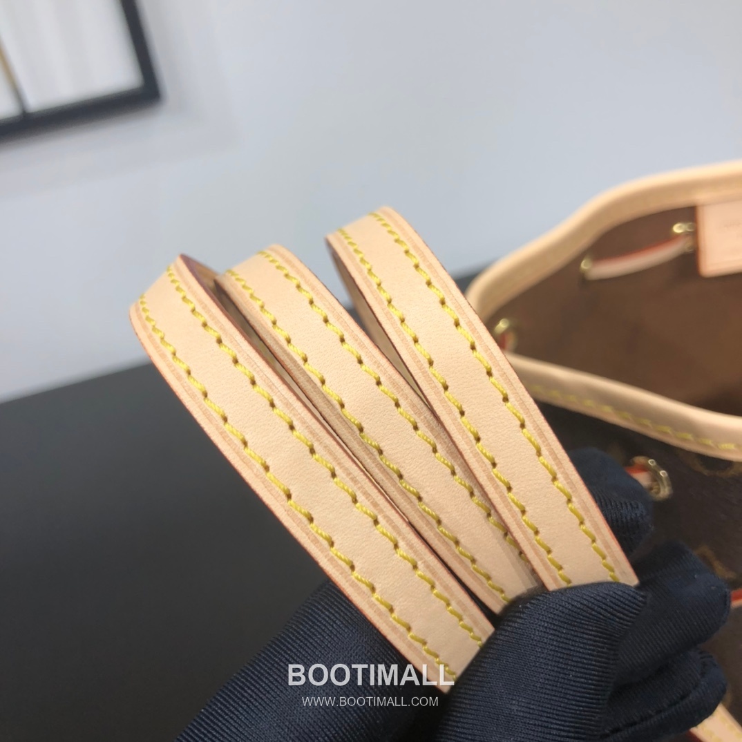 Louis Vuitton Nano Lockit Monogram Canvas Bucket Crossbody Bag with Drawstring Detail 루이비통 나노 락킷 모노그램 캔버스 버킷 크로스백 드로우스트링 M41346 13cm 17