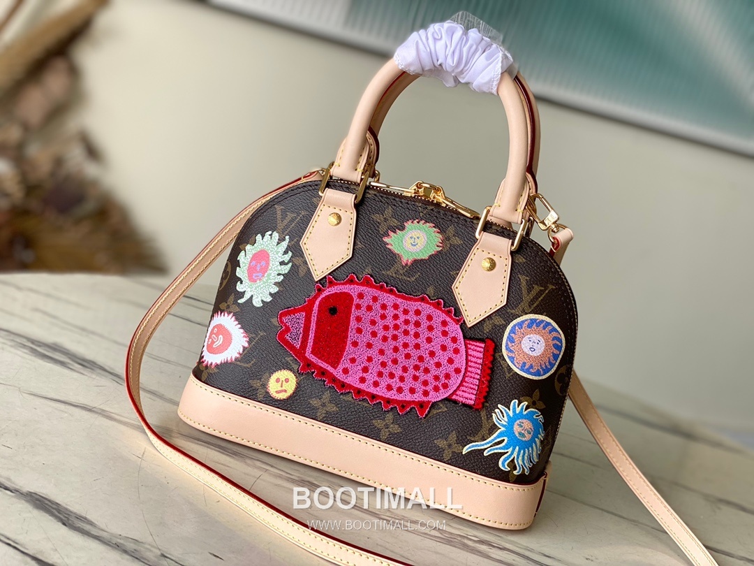 Louis Vuitton Alma BB Monogram Canvas Embroidery Top Handle Crossbody Bag with Artist Print Detail 루이비통 알마 BB 모노그램 캔버스 자수 탑핸들 크로스백 아트프린트 M46428 23.5cm 2