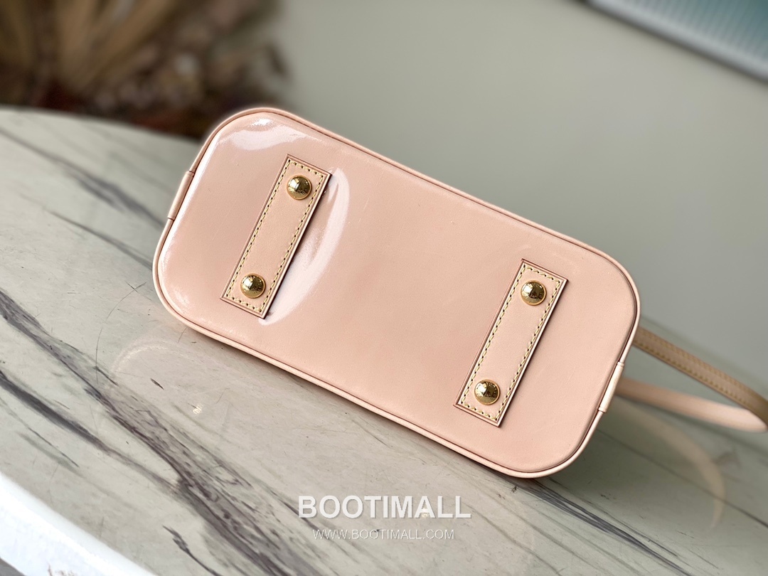 Louis Vuitton Alma BB Monogram Canvas Embroidery Top Handle Crossbody Bag with Artist Print Detail 루이비통 알마 BB 모노그램 캔버스 자수 탑핸들 크로스백 아트프린트 M46428 23.5cm 4