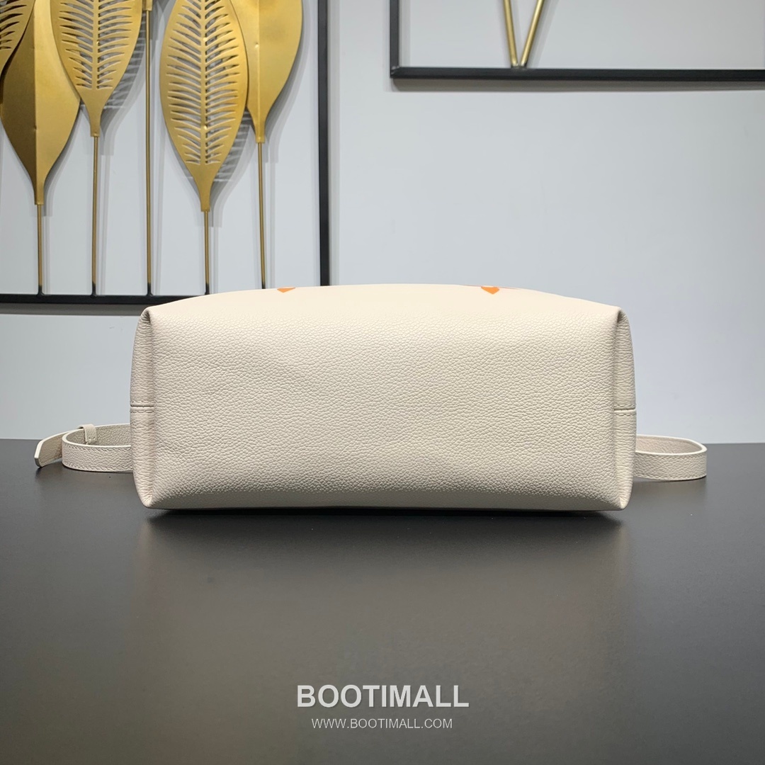 Louis Vuitton Summer Bundle Monogram Empreinte Leather Bucket Bag with Drawstring Strap Detail 루이비통 서머 번들 모노그램 앙프렝뜨 버킷백 드로우스트링 M46545 28cm 13