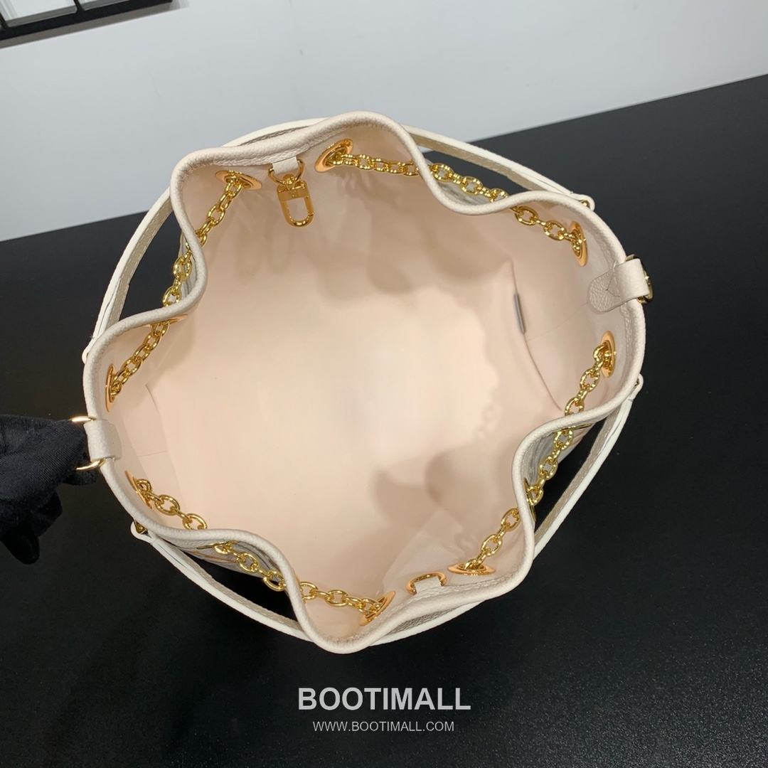 Louis Vuitton Summer Bundle Monogram Empreinte Leather Bucket Bag with Drawstring Strap Detail 루이비통 서머 번들 모노그램 앙프렝뜨 버킷백 드로우스트링 M46545 28cm 14