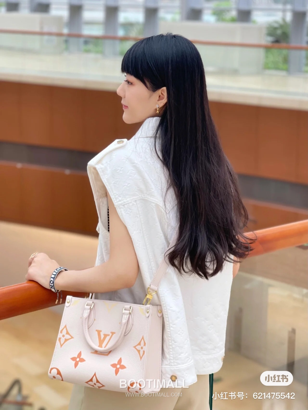 Louis Vuitton OnTheGo PM Monogram Empreinte Leather Tote Shoulder Bag with Giant Logo Detail 루이비통 온더고 PM 모노그램 앙프렝뜨 토트 숄더백 자이언트로고 M46513 25cm 3