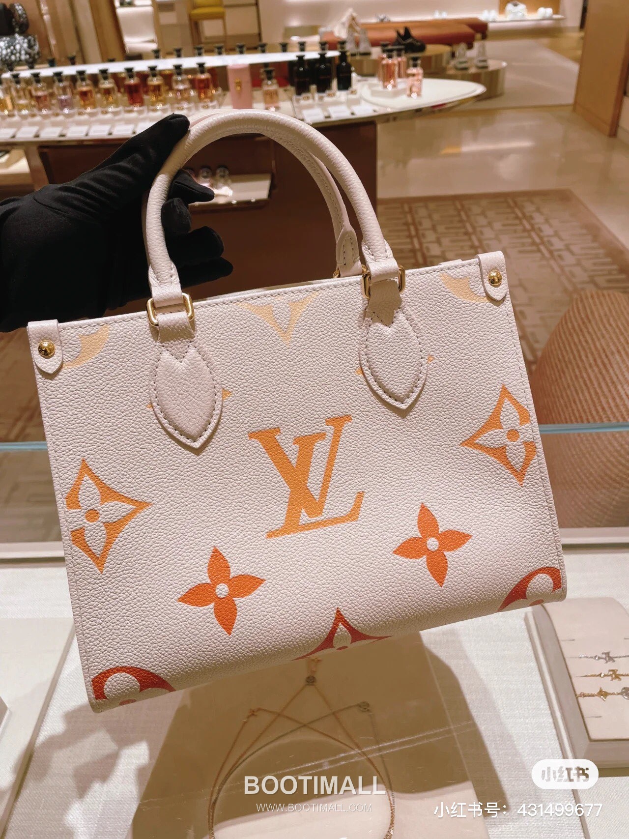 Louis Vuitton OnTheGo PM Monogram Empreinte Leather Tote Shoulder Bag with Giant Logo Detail 루이비통 온더고 PM 모노그램 앙프렝뜨 토트 숄더백 자이언트로고 M46513 25cm 9