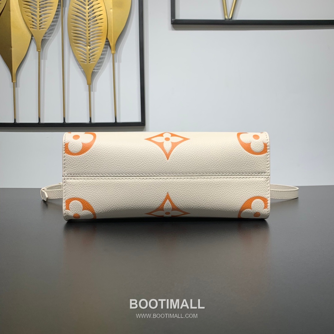 Louis Vuitton OnTheGo PM Monogram Empreinte Leather Tote Shoulder Bag with Giant Logo Detail 루이비통 온더고 PM 모노그램 앙프렝뜨 토트 숄더백 자이언트로고 M46513 25cm 12