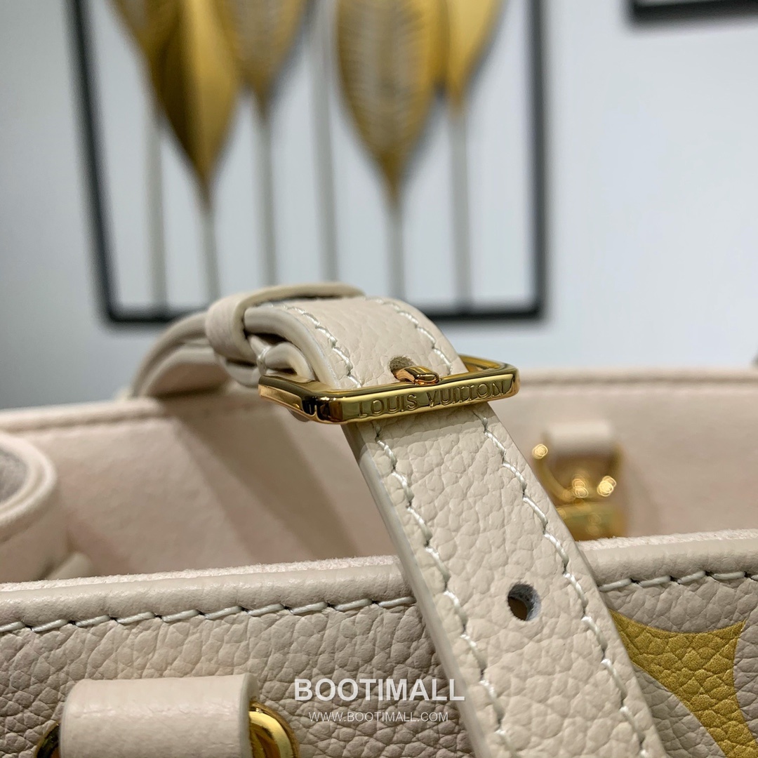 Louis Vuitton OnTheGo PM Monogram Empreinte Leather Tote Shoulder Bag with Giant Logo Detail 루이비통 온더고 PM 모노그램 앙프렝뜨 토트 숄더백 자이언트로고 M46513 25cm 17