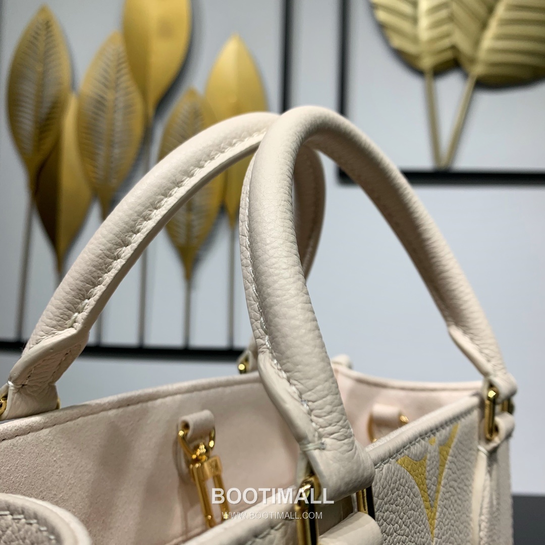 Louis Vuitton OnTheGo PM Monogram Empreinte Leather Tote Shoulder Bag with Giant Logo Detail 루이비통 온더고 PM 모노그램 앙프렝뜨 토트 숄더백 자이언트로고 M46513 25cm 18
