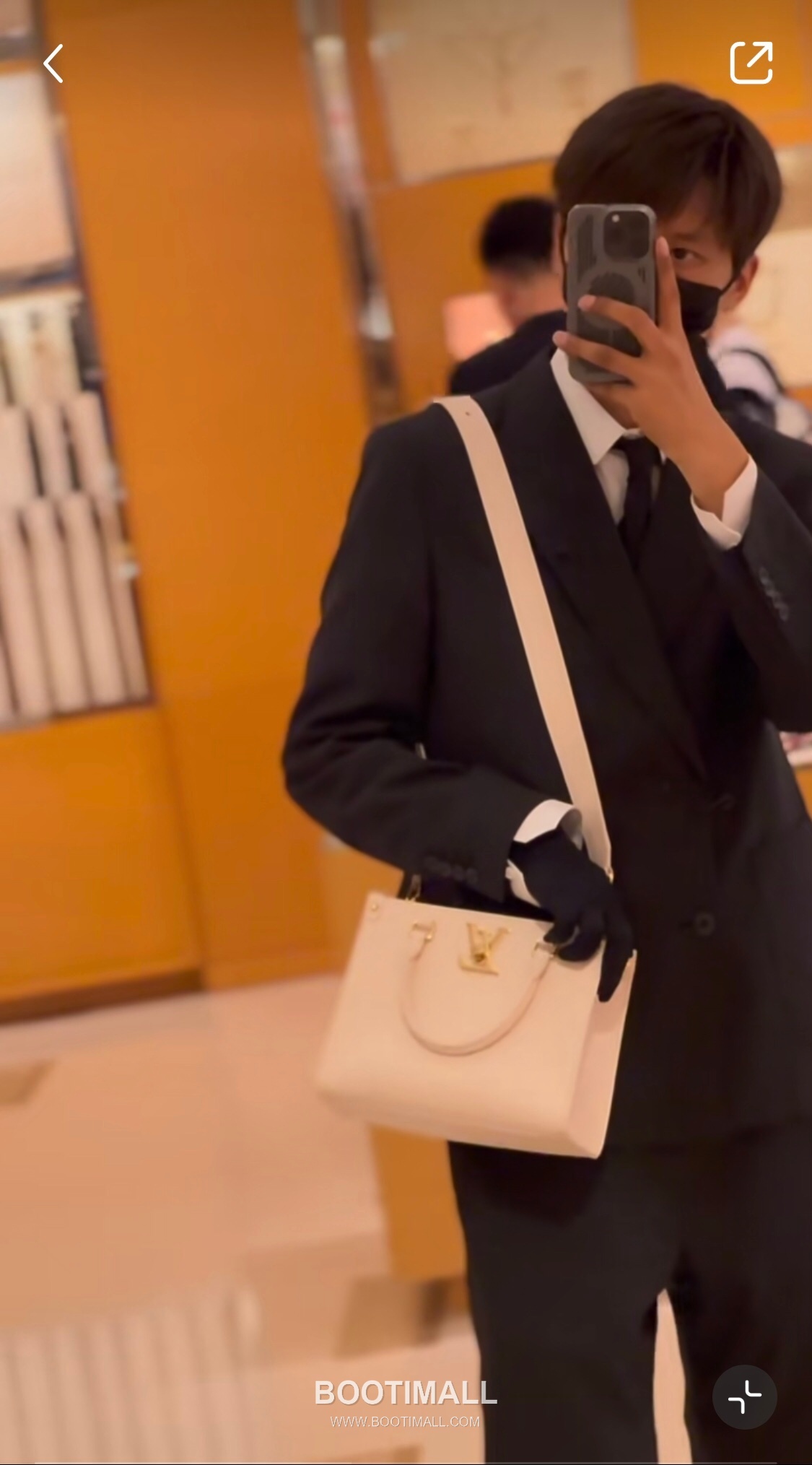 Louis Vuitton Lock & Go Cowhide Leather Top Handle Crossbody Bag with Turn Lock Detail 루이비통 락앤고 카우하이드 탑핸들 크로스백 턴락 M23637 24.5cm 2