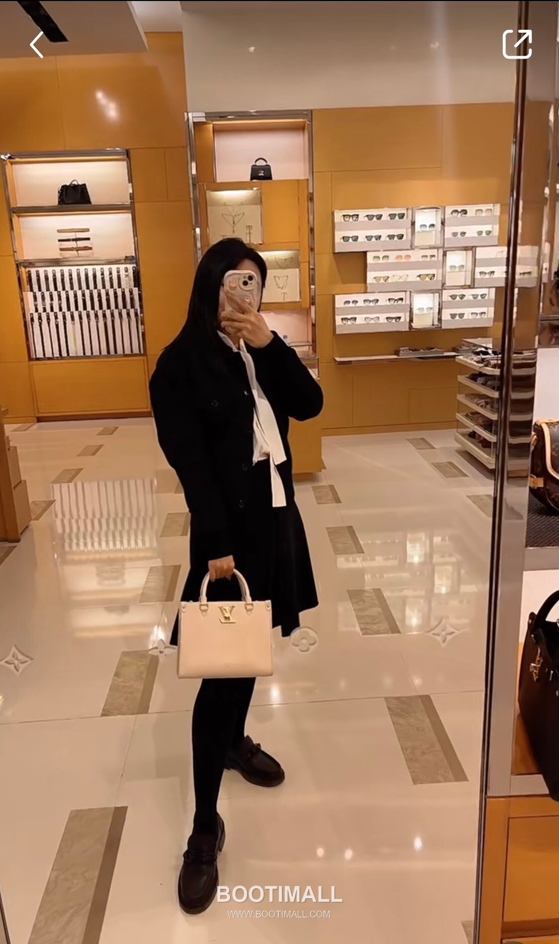 Louis Vuitton Lock & Go Cowhide Leather Top Handle Crossbody Bag with Turn Lock Detail 루이비통 락앤고 카우하이드 탑핸들 크로스백 턴락 M23637 24.5cm 3