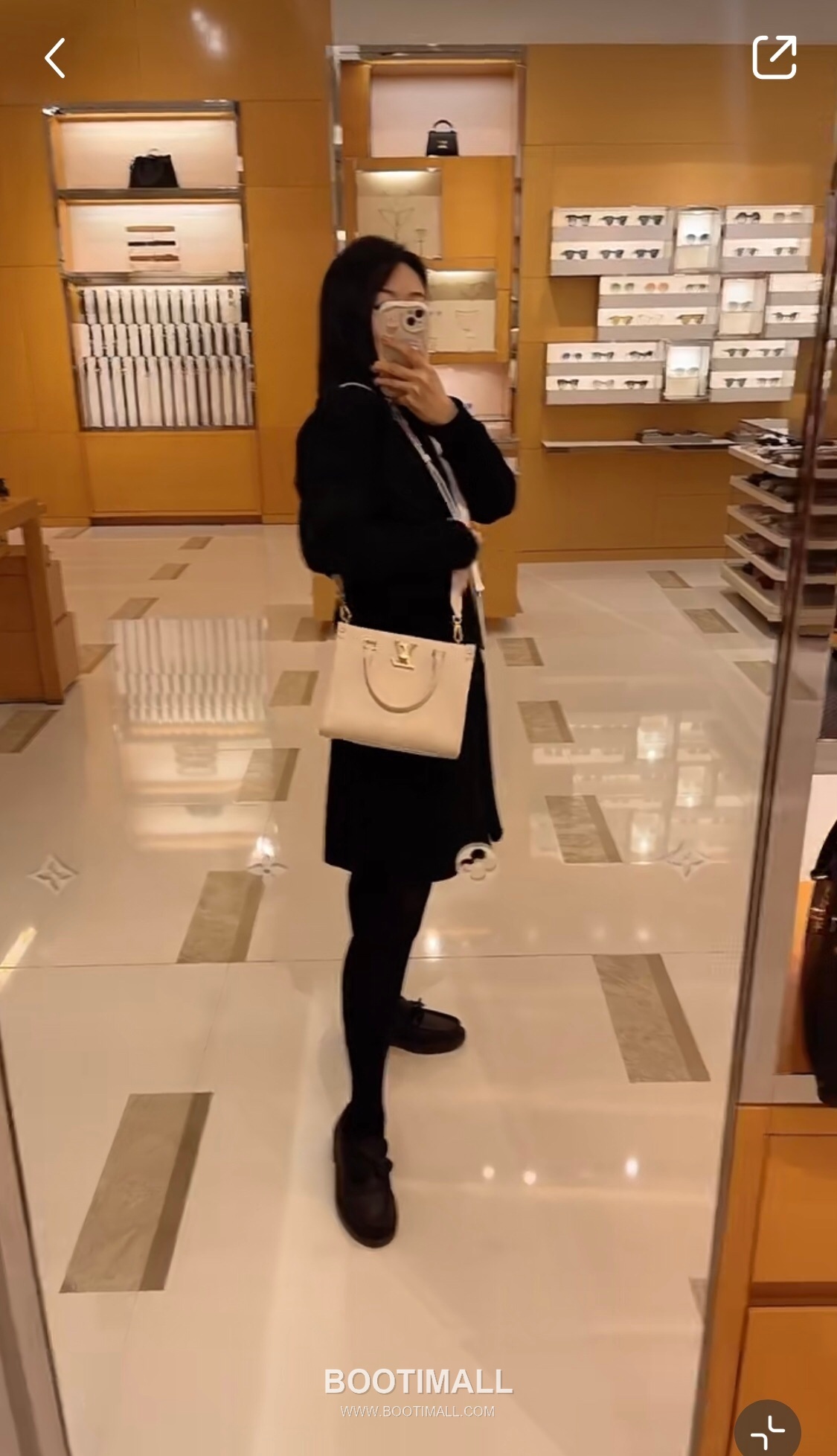 Louis Vuitton Lock & Go Cowhide Leather Top Handle Crossbody Bag with Turn Lock Detail 루이비통 락앤고 카우하이드 탑핸들 크로스백 턴락 M23637 24.5cm 5