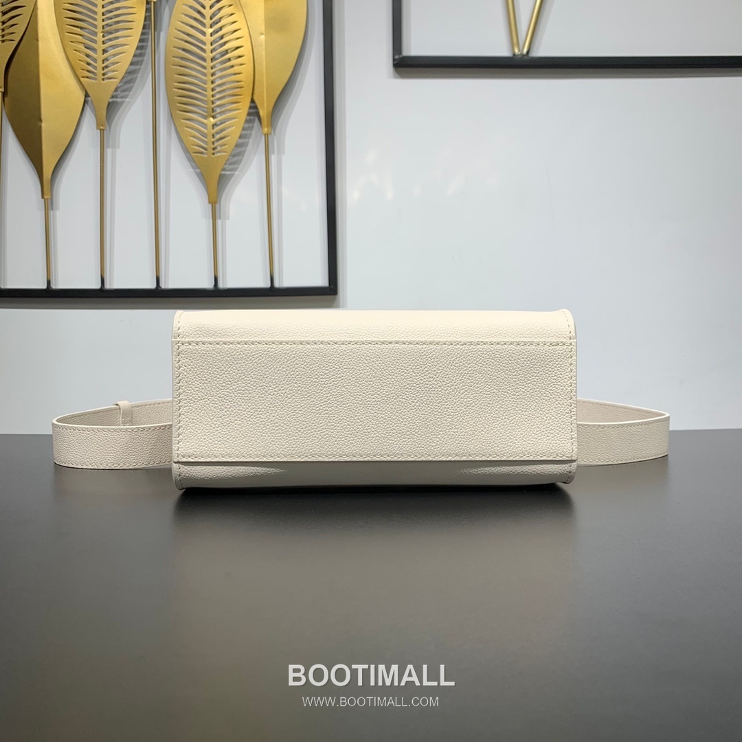 Louis Vuitton Lock & Go Cowhide Leather Top Handle Crossbody Bag with Turn Lock Detail 루이비통 락앤고 카우하이드 탑핸들 크로스백 턴락 M23637 24.5cm 9