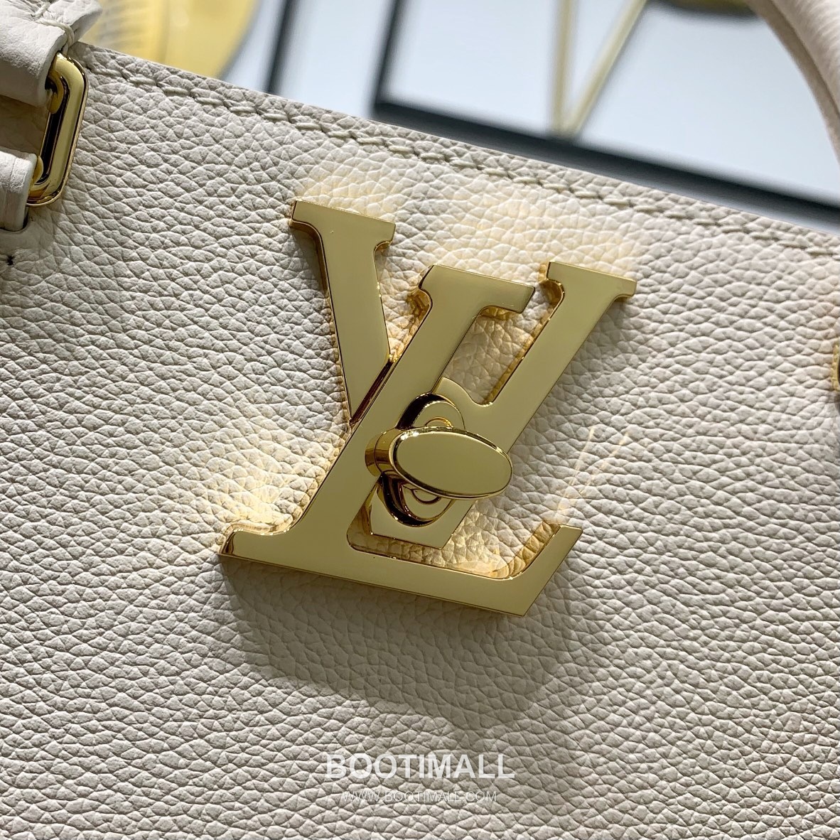 Louis Vuitton Lock & Go Cowhide Leather Top Handle Crossbody Bag with Turn Lock Detail 루이비통 락앤고 카우하이드 탑핸들 크로스백 턴락 M23637 24.5cm 13