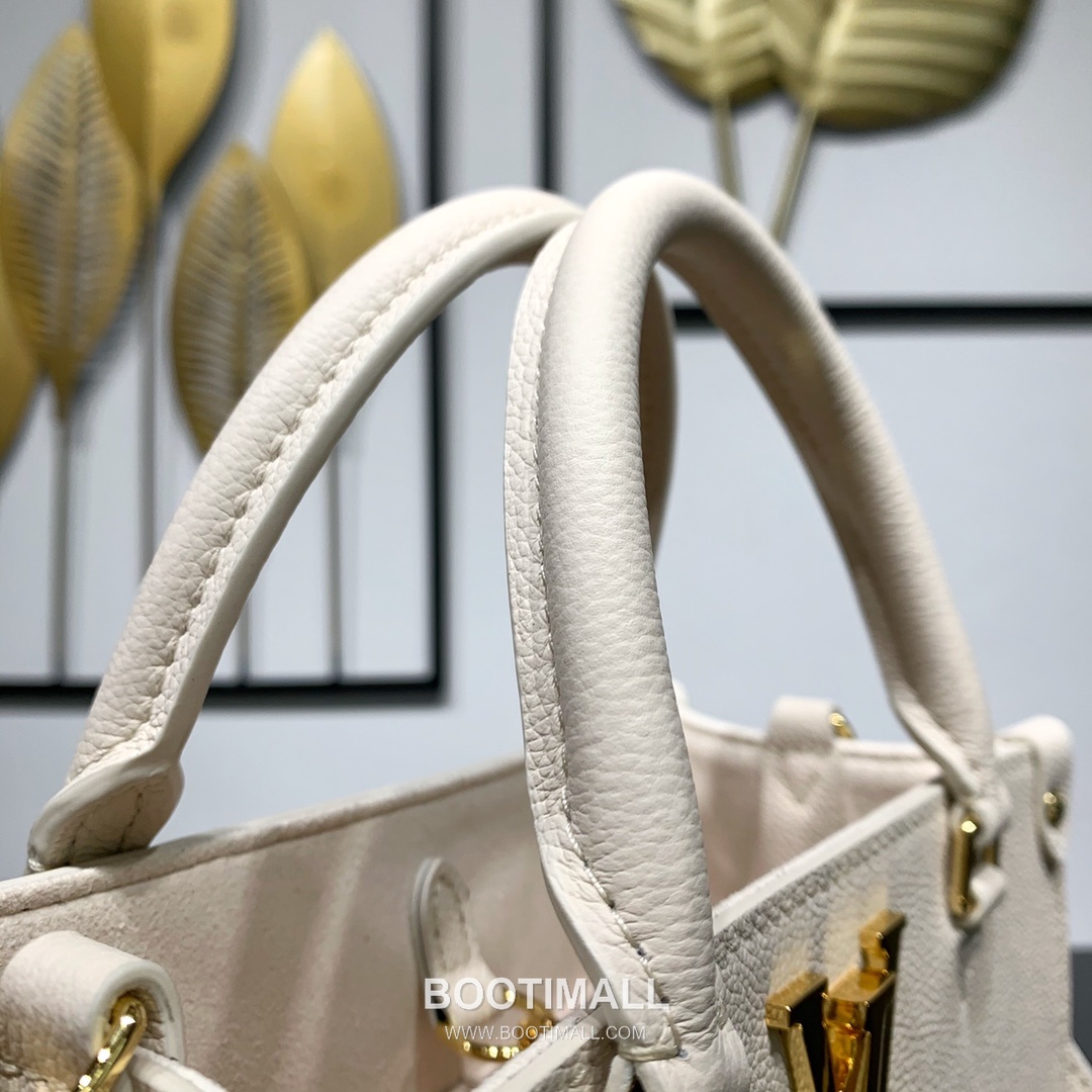 Louis Vuitton Lock & Go Cowhide Leather Top Handle Crossbody Bag with Turn Lock Detail 루이비통 락앤고 카우하이드 탑핸들 크로스백 턴락 M23637 24.5cm 15