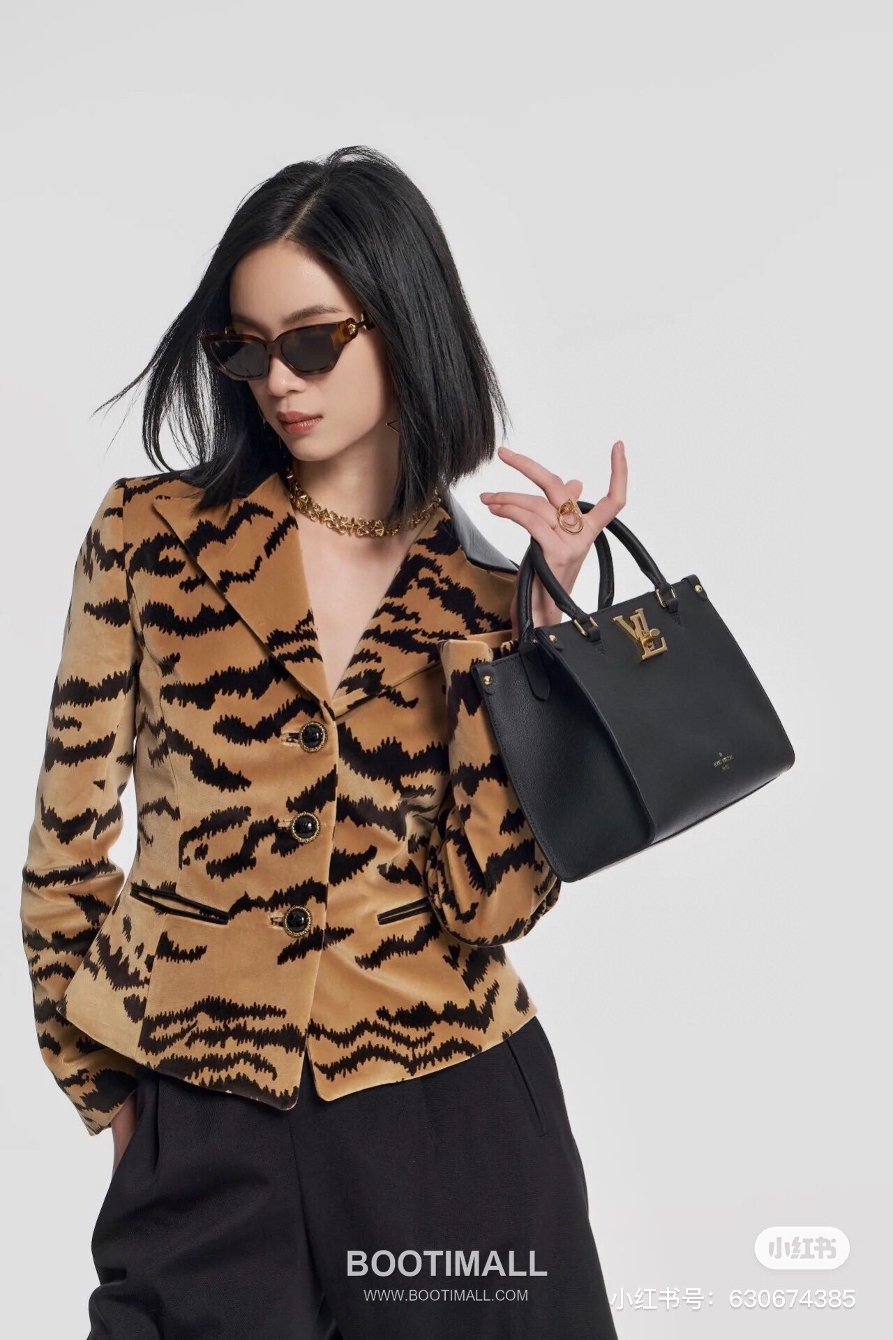 Louis Vuitton Lock & Go Cowhide Leather Top Handle Crossbody Bag with Turn Lock Detail 루이비통 락앤고 카우하이드 탑핸들 크로스백 턴락 M22311 24.5cm 2