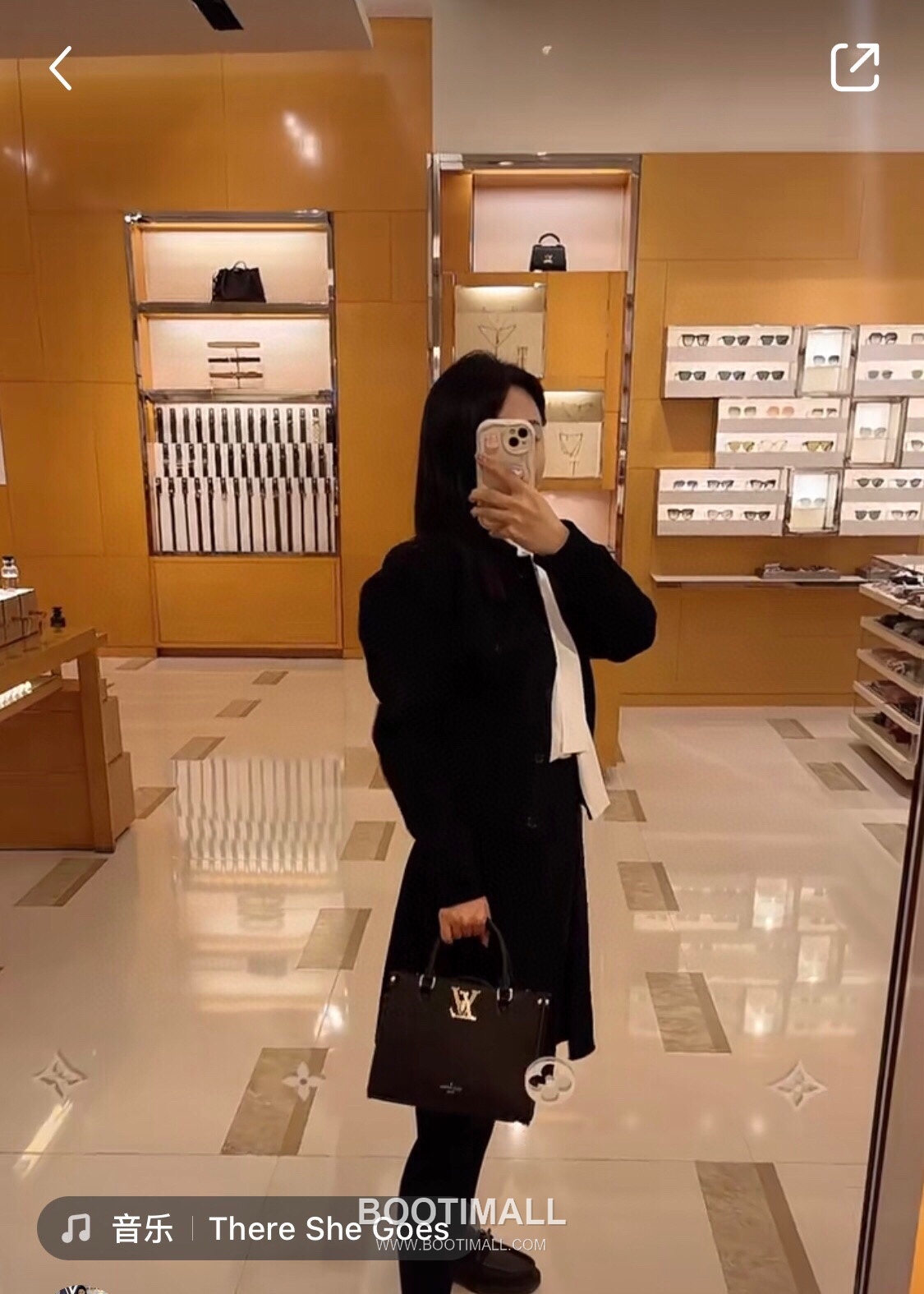 Louis Vuitton Lock & Go Cowhide Leather Top Handle Crossbody Bag with Turn Lock Detail 루이비통 락앤고 카우하이드 탑핸들 크로스백 턴락 M22311 24.5cm 4