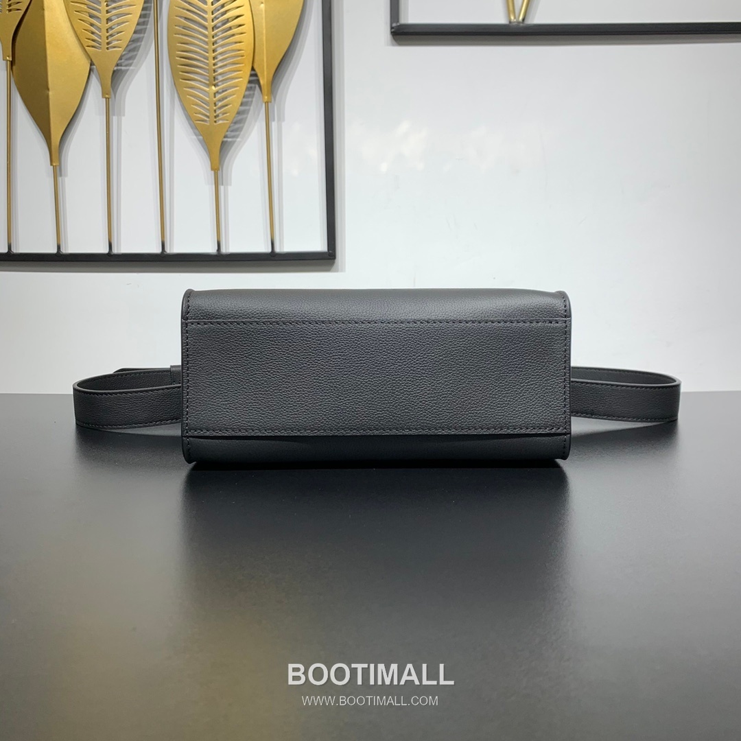 Louis Vuitton Lock & Go Cowhide Leather Top Handle Crossbody Bag with Turn Lock Detail 루이비통 락앤고 카우하이드 탑핸들 크로스백 턴락 M22311 24.5cm 10