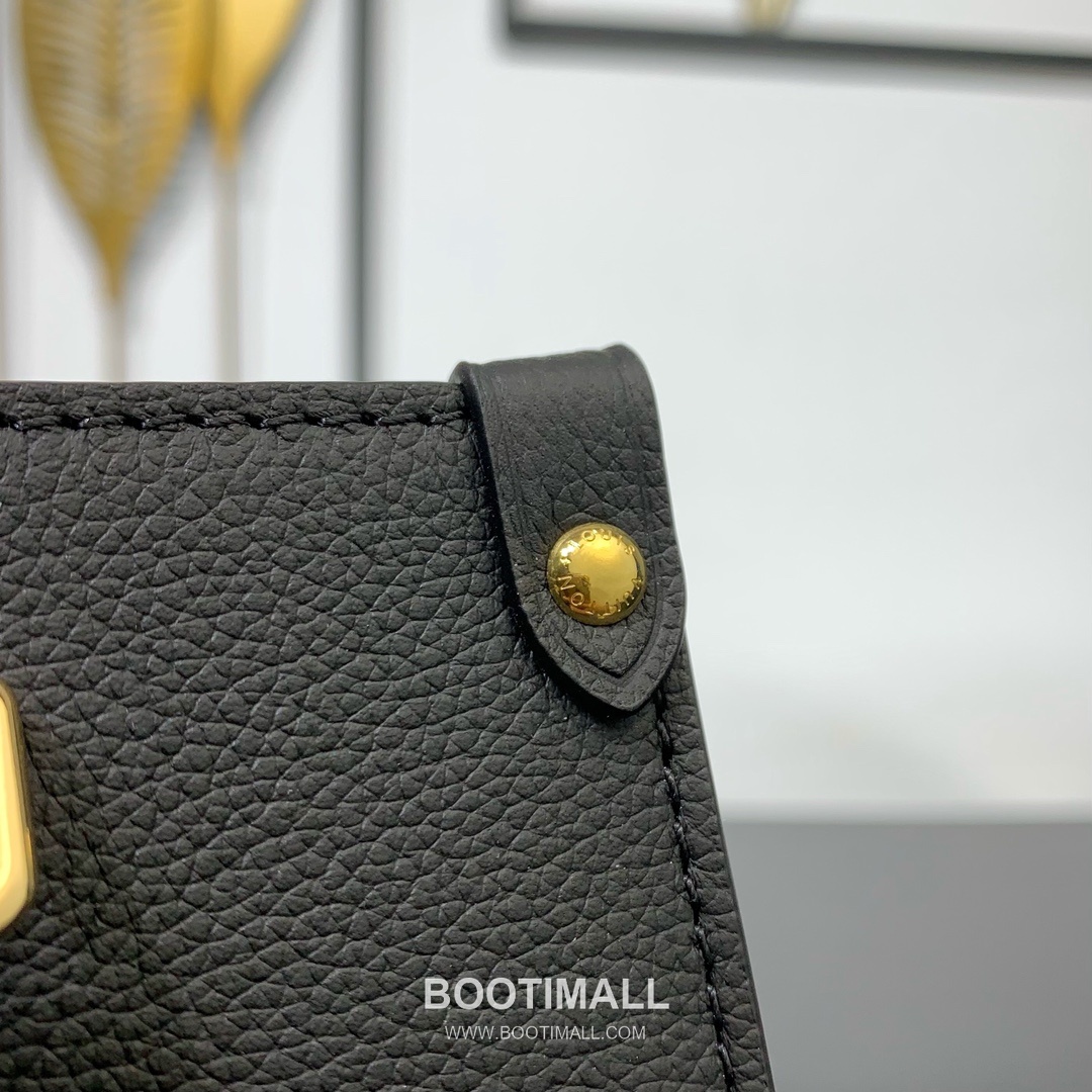 Louis Vuitton Lock & Go Cowhide Leather Top Handle Crossbody Bag with Turn Lock Detail 루이비통 락앤고 카우하이드 탑핸들 크로스백 턴락 M22311 24.5cm 15