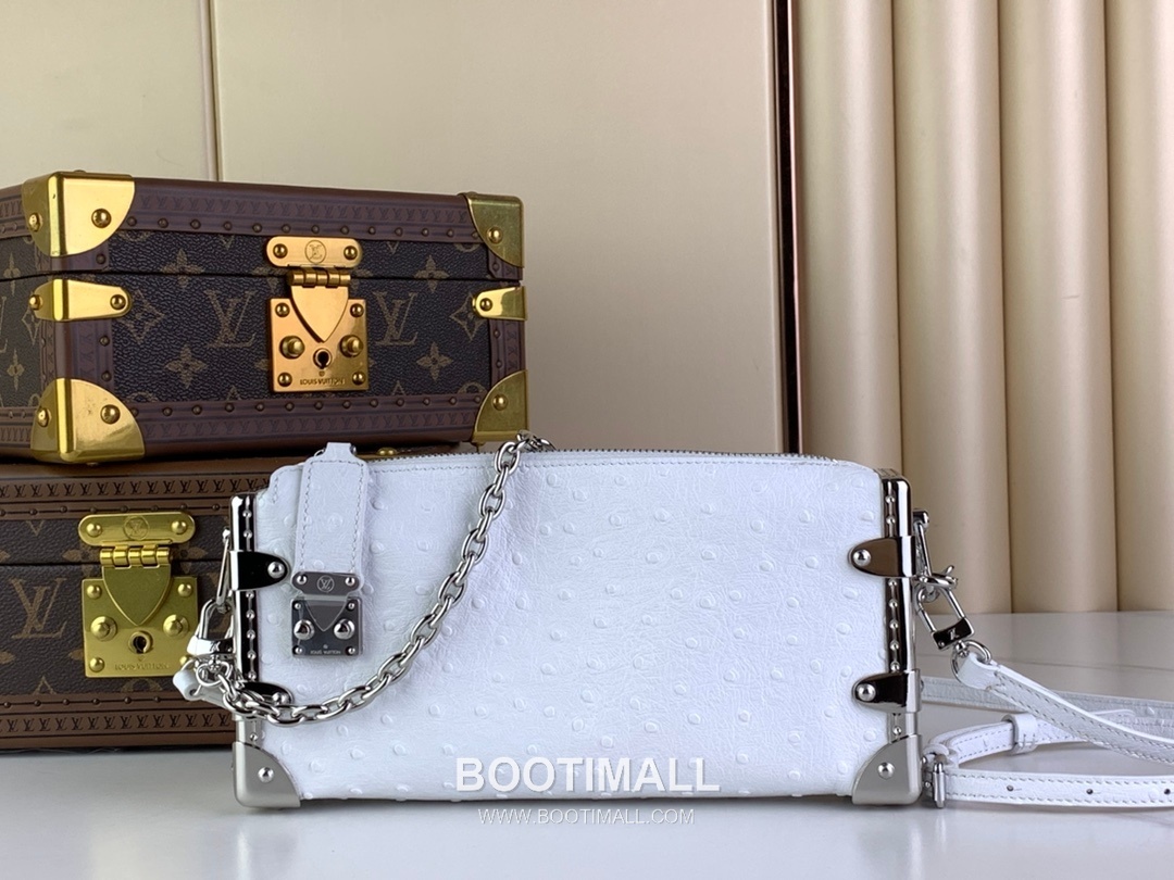 Louis Vuitton Slim Trunk Lambskin Leather Shoulder Bag with S Lock Stud Detail 루이비통 슬림 트렁크 램스킨 숄더백 S락 스터드 M25445 23cm 1