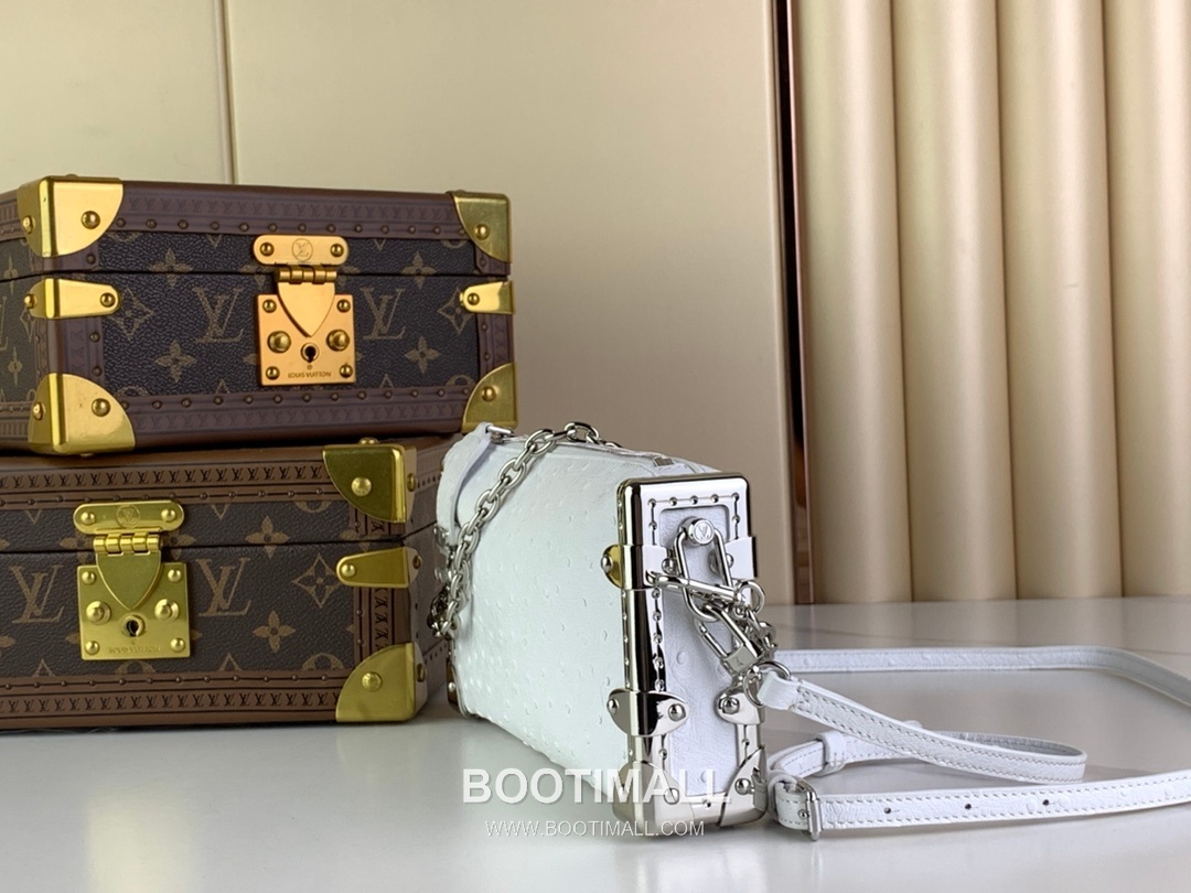 Louis Vuitton Slim Trunk Lambskin Leather Shoulder Bag with S Lock Stud Detail 루이비통 슬림 트렁크 램스킨 숄더백 S락 스터드 M25445 23cm 2