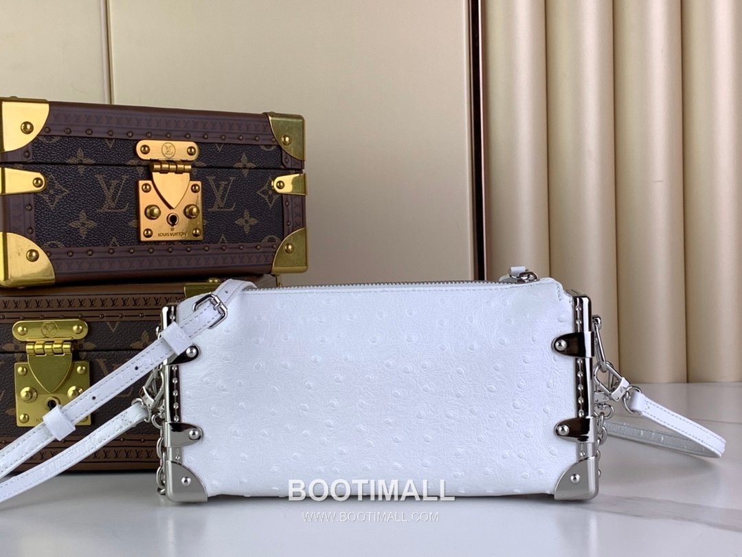 Louis Vuitton Slim Trunk Lambskin Leather Shoulder Bag with S Lock Stud Detail 루이비통 슬림 트렁크 램스킨 숄더백 S락 스터드 M25445 23cm 3