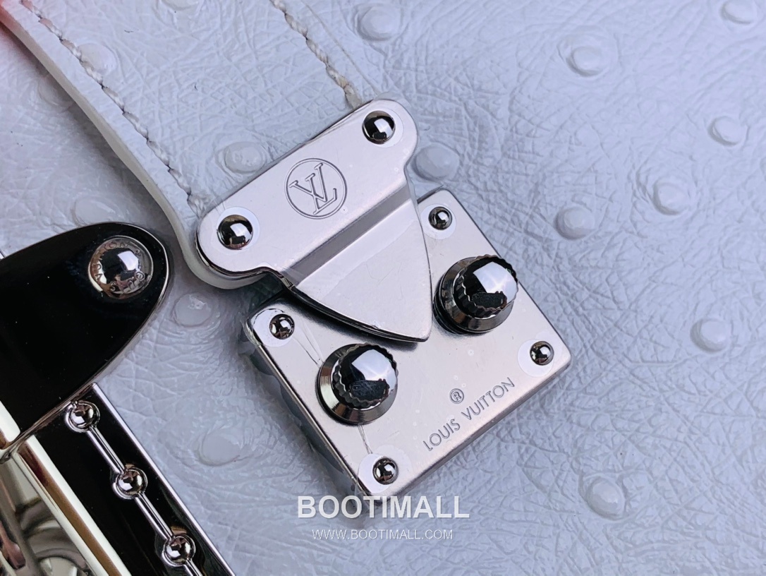 Louis Vuitton Slim Trunk Lambskin Leather Shoulder Bag with S Lock Stud Detail 루이비통 슬림 트렁크 램스킨 숄더백 S락 스터드 M25445 23cm 4